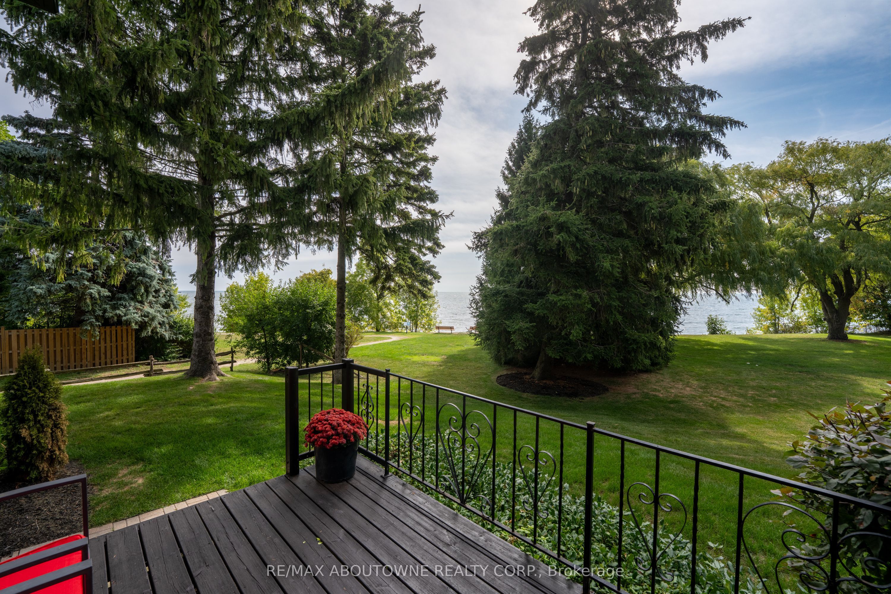 20 Arkendo Drive, Oakville ‣ W12831352 20 Arkendo Drive, Oakville ‣ W12831352