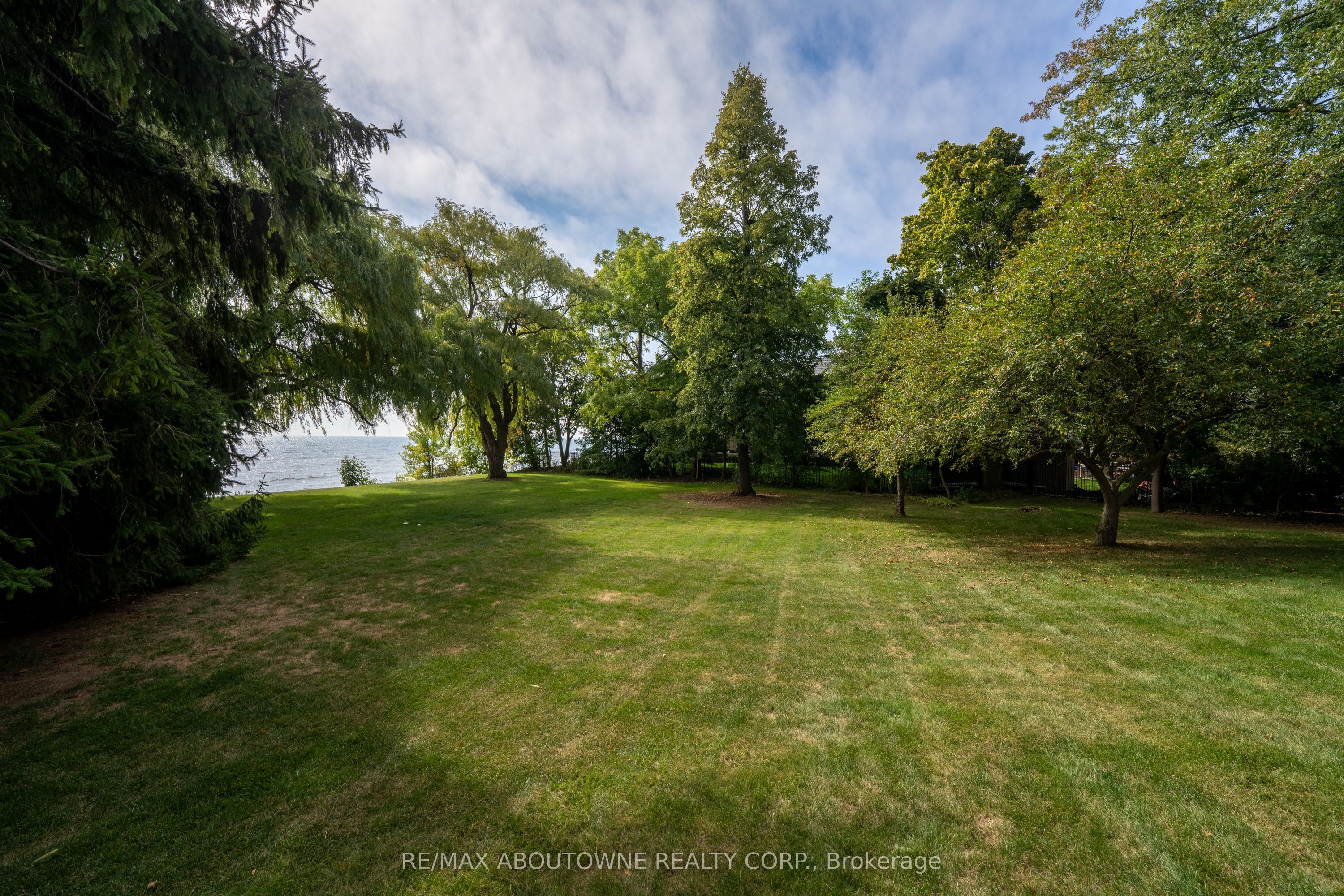 20 Arkendo Drive, Oakville ‣ W12831352 20 Arkendo Drive, Oakville ‣ W12831352