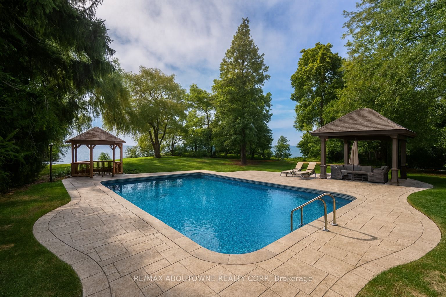 20 Arkendo Drive, Oakville ‣ W12831352 20 Arkendo Drive, Oakville ‣ W12831352