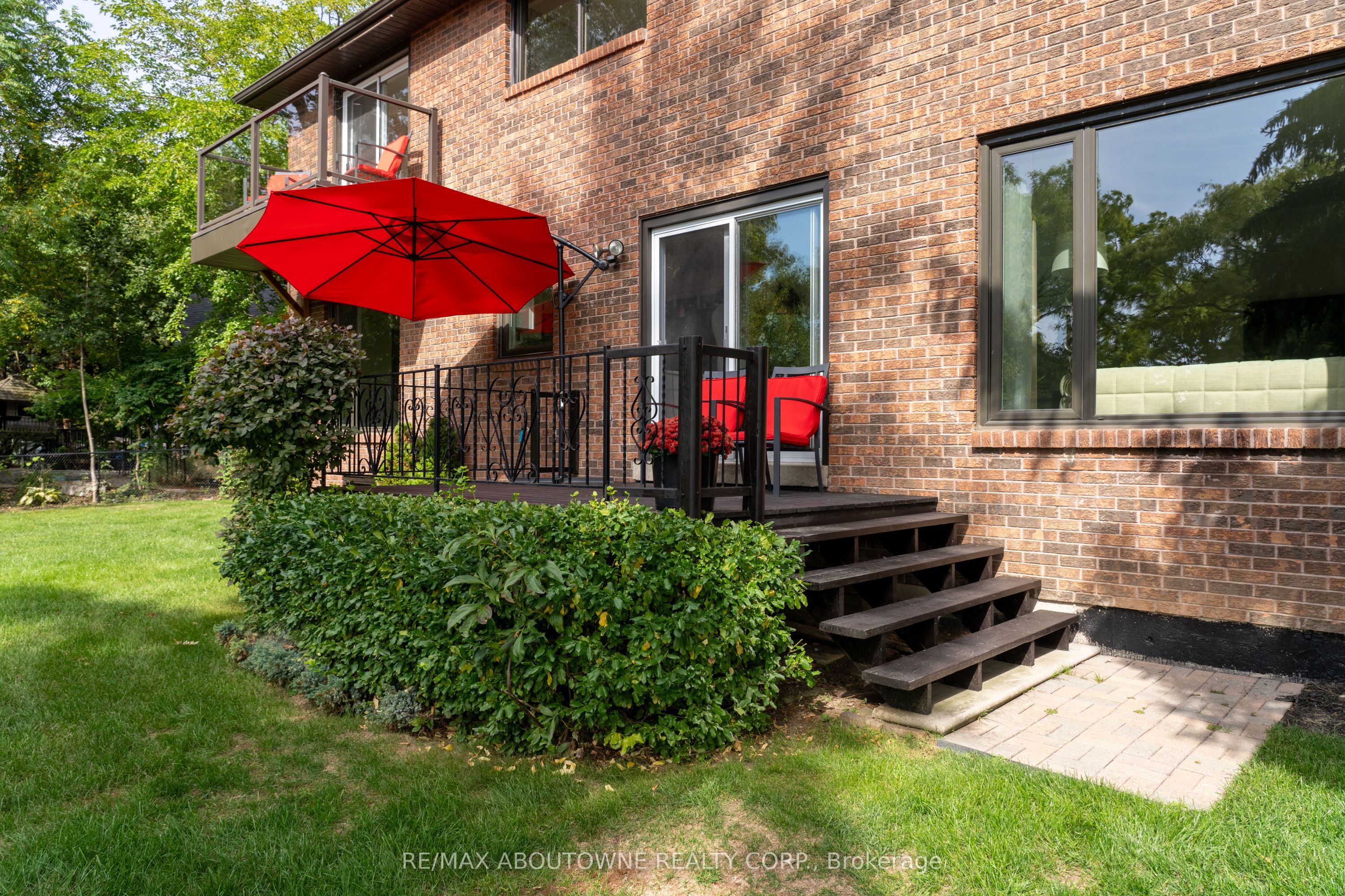 20 Arkendo Drive, Oakville ‣ W12831352 20 Arkendo Drive, Oakville ‣ W12831352