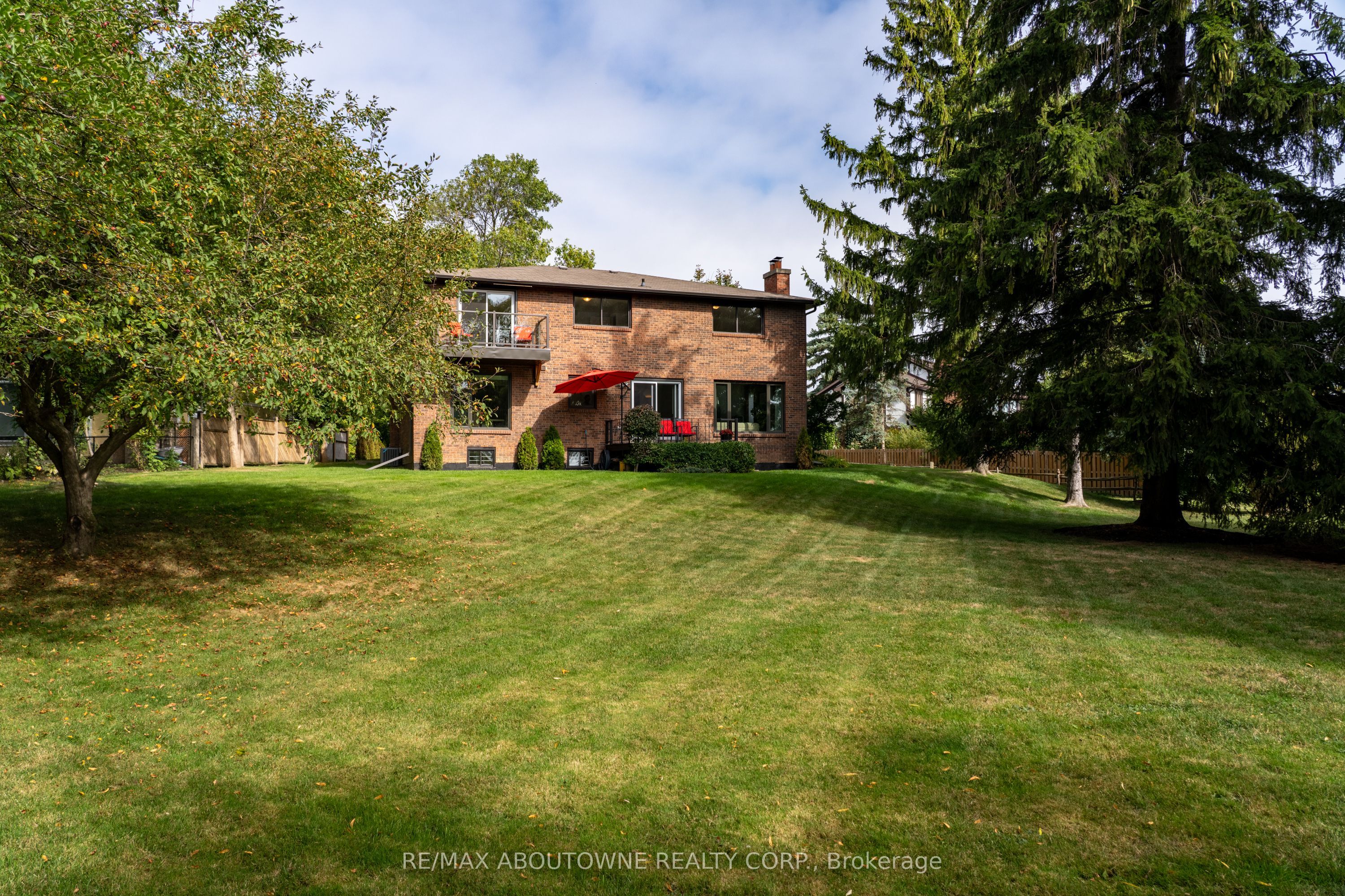 20 Arkendo Drive, Oakville ‣ W12831352 20 Arkendo Drive, Oakville ‣ W12831352