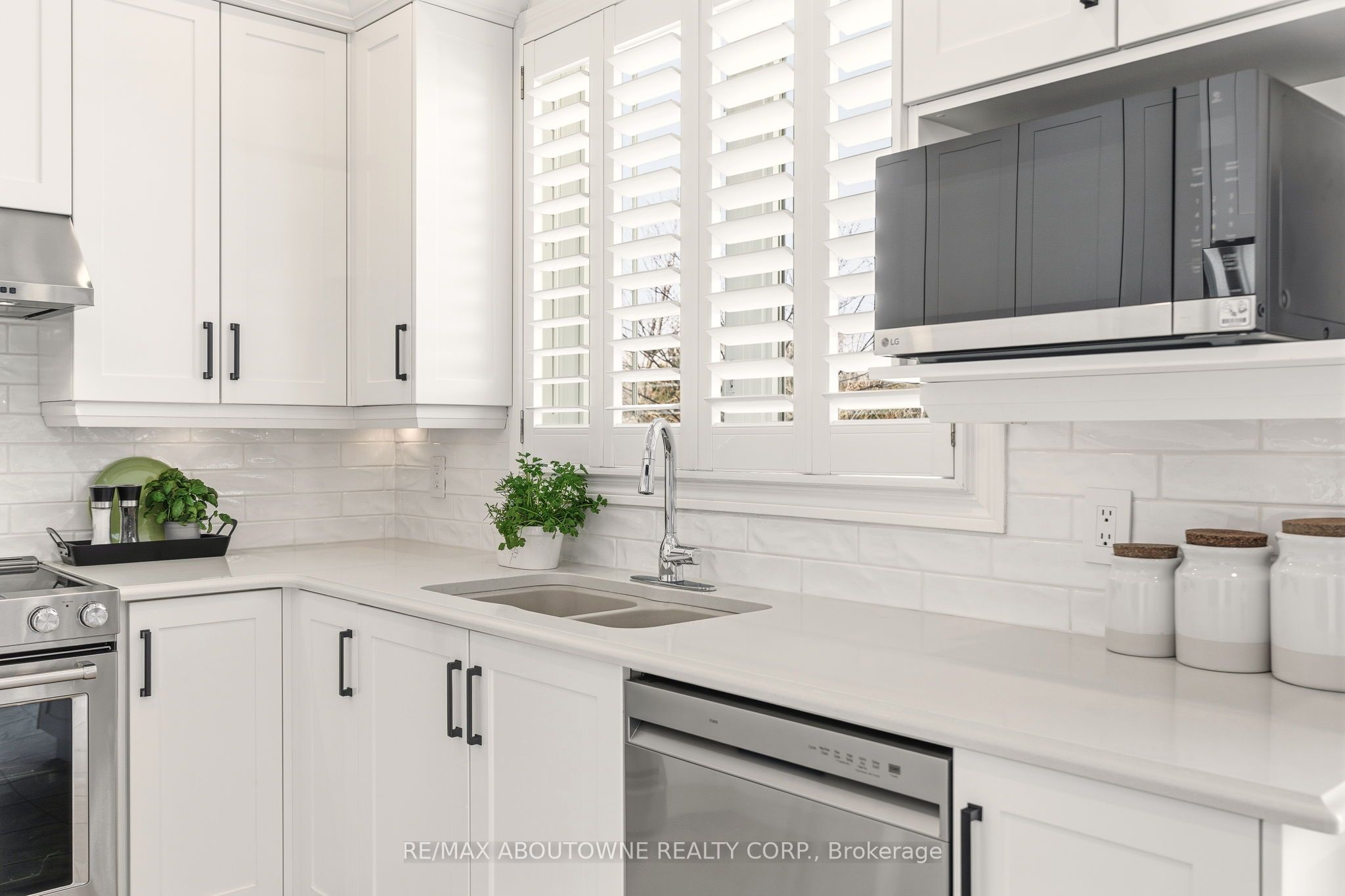 34 – 300 Ravineview Way, Oakville ‣ W12839656 34 – 300 Ravineview Way, Oakville ‣ W12839656