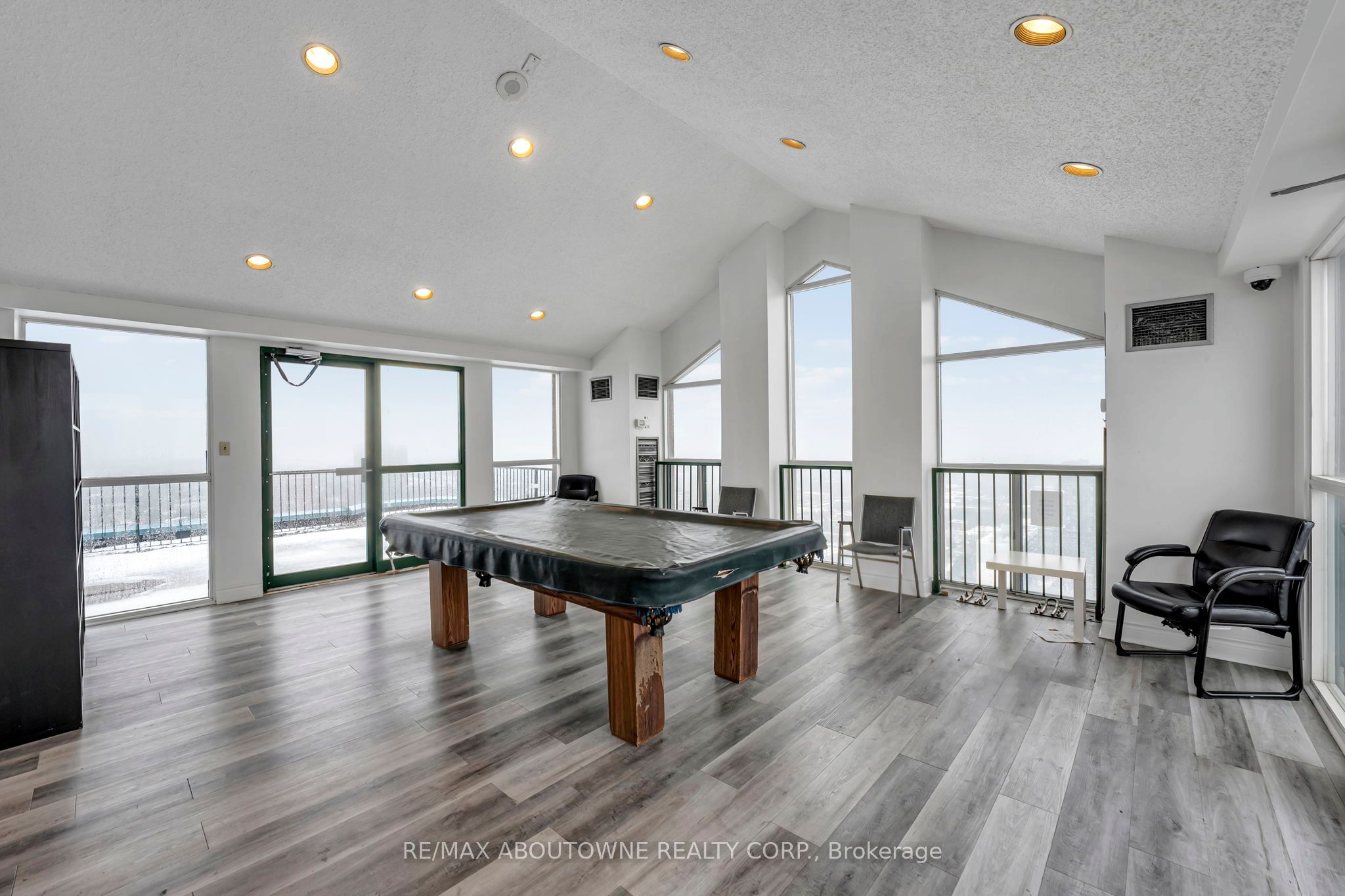 5 – 115 Hillcrest Avenue, Mississauga ‣ W12840080 5 – 115 Hillcrest Avenue, Mississauga ‣ W12840080