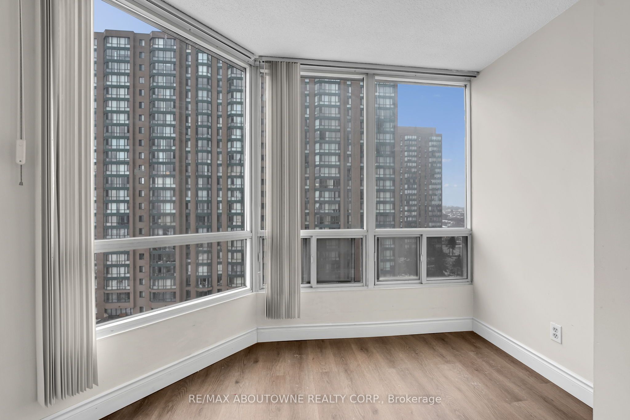 5 – 115 Hillcrest Avenue, Mississauga ‣ W12840080 5 – 115 Hillcrest Avenue, Mississauga ‣ W12840080