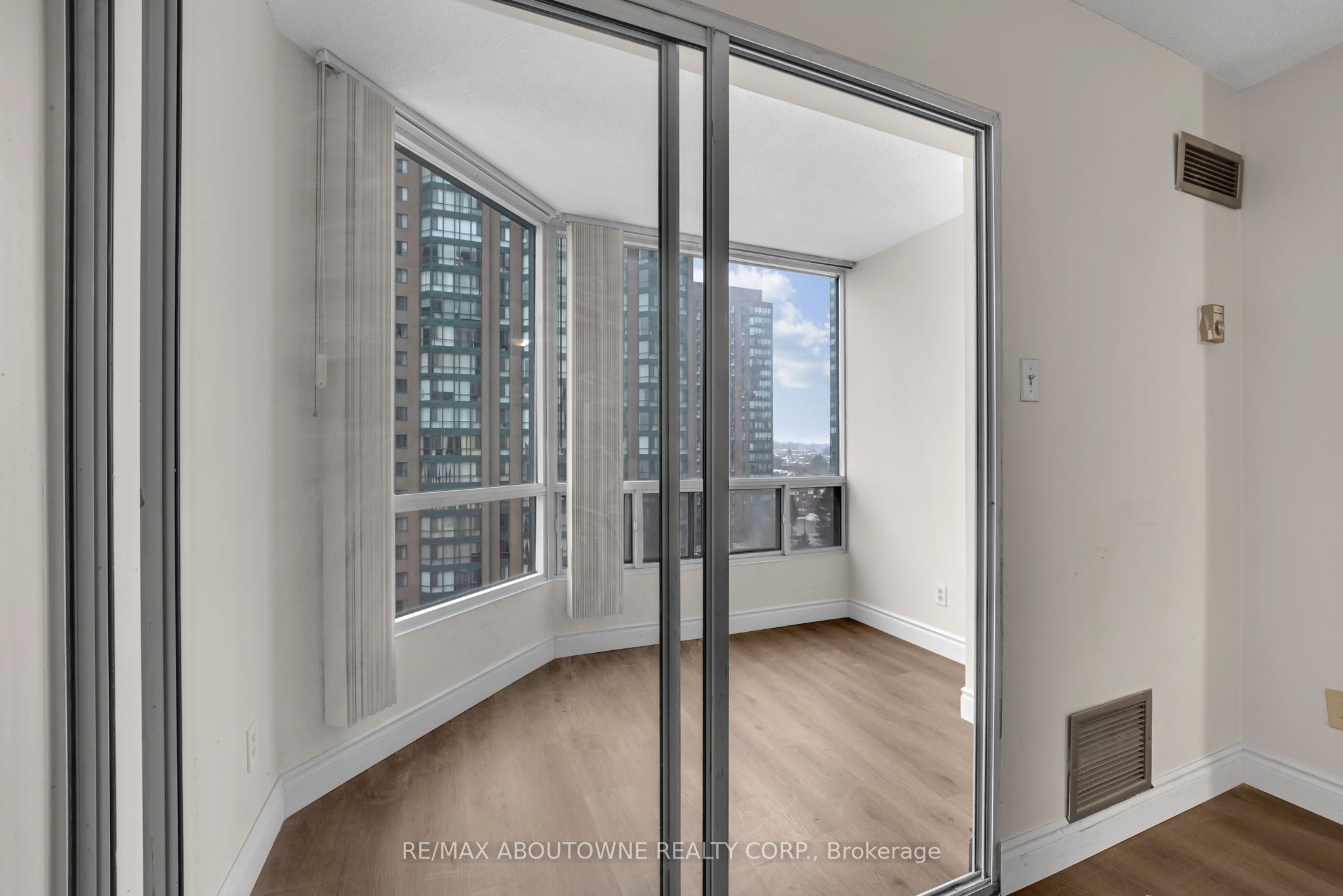 5 – 115 Hillcrest Avenue, Mississauga ‣ W12840080 5 – 115 Hillcrest Avenue, Mississauga ‣ W12840080