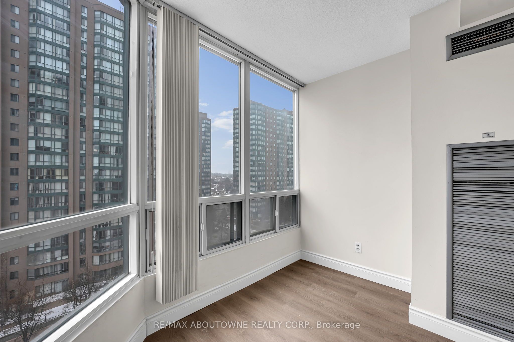 5 – 115 Hillcrest Avenue, Mississauga ‣ W12840080 5 – 115 Hillcrest Avenue, Mississauga ‣ W12840080