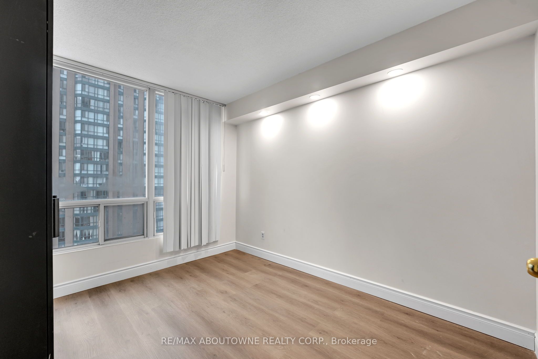 5 – 115 Hillcrest Avenue, Mississauga ‣ W12840080 5 – 115 Hillcrest Avenue, Mississauga ‣ W12840080