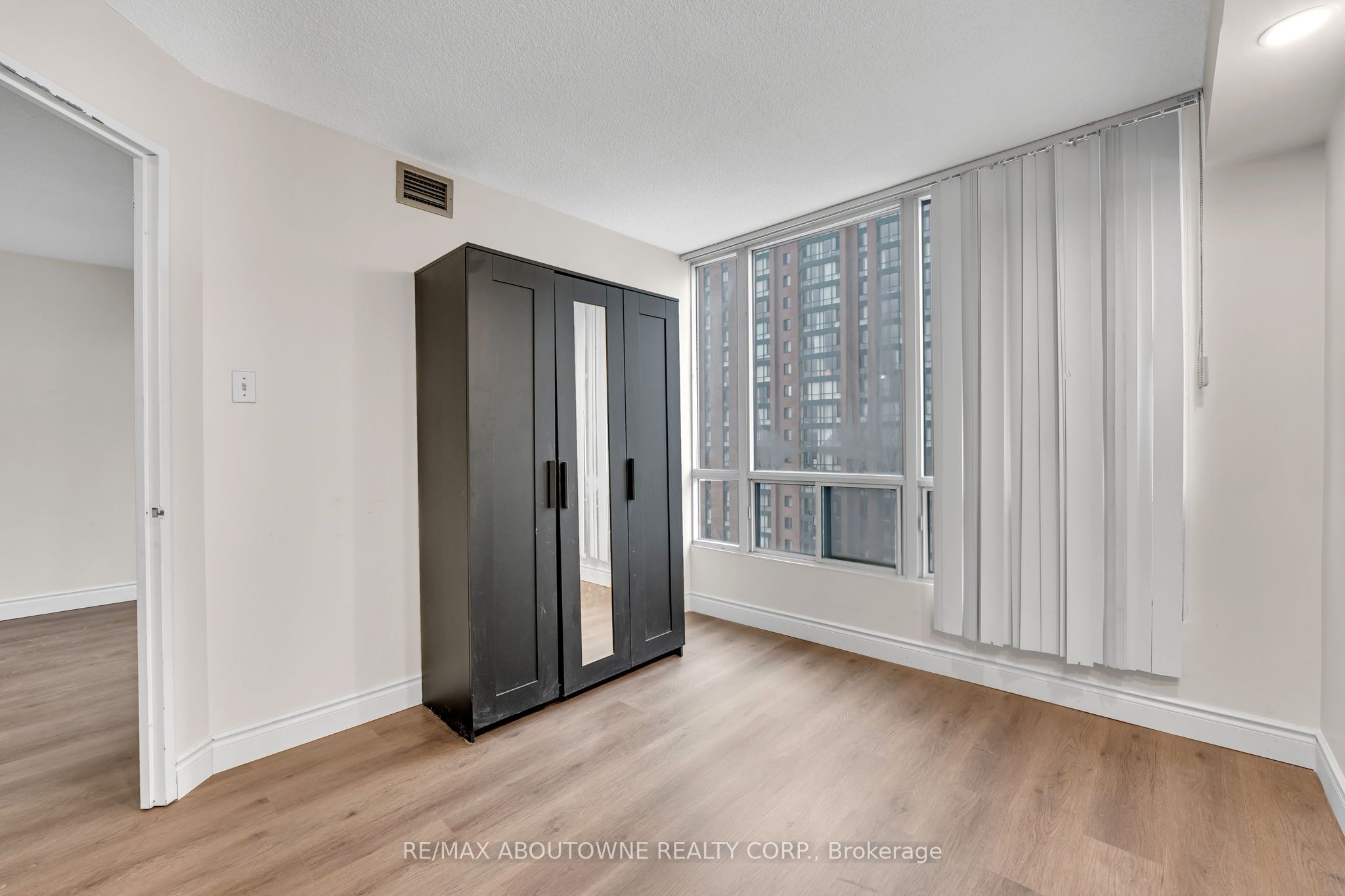 5 – 115 Hillcrest Avenue, Mississauga ‣ W12840080 5 – 115 Hillcrest Avenue, Mississauga ‣ W12840080