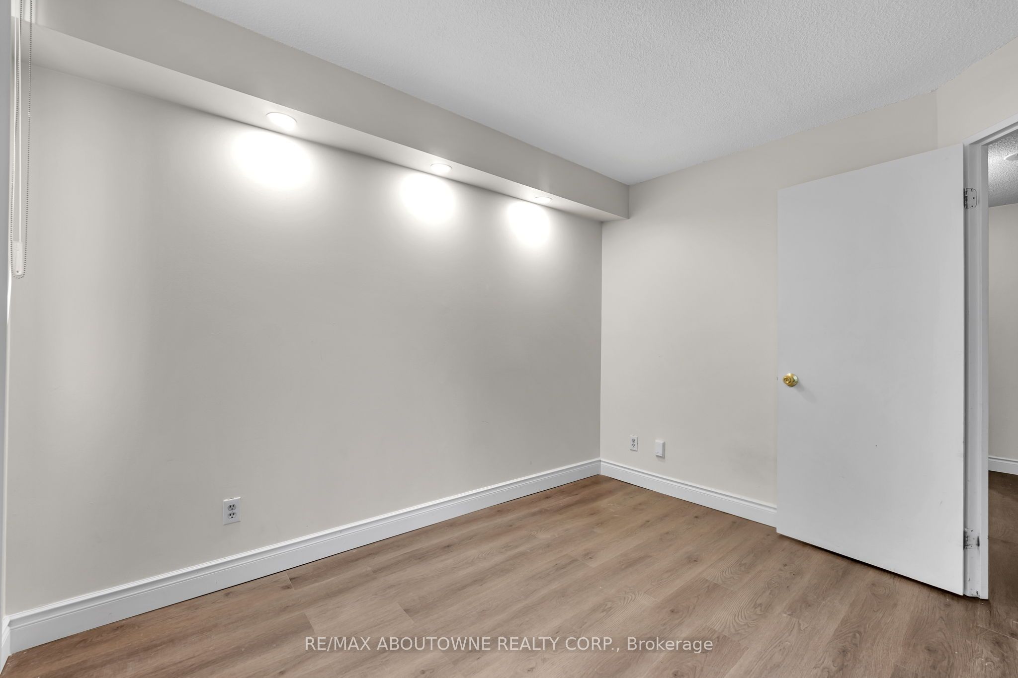 5 – 115 Hillcrest Avenue, Mississauga ‣ W12840080 5 – 115 Hillcrest Avenue, Mississauga ‣ W12840080