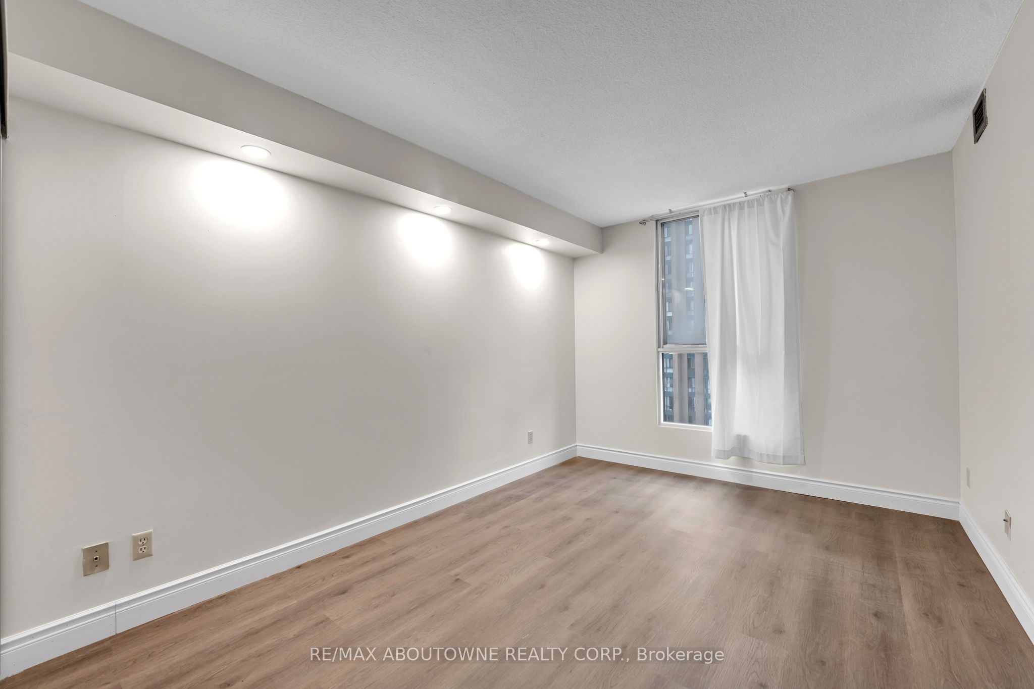 5 – 115 Hillcrest Avenue, Mississauga ‣ W12840080 5 – 115 Hillcrest Avenue, Mississauga ‣ W12840080