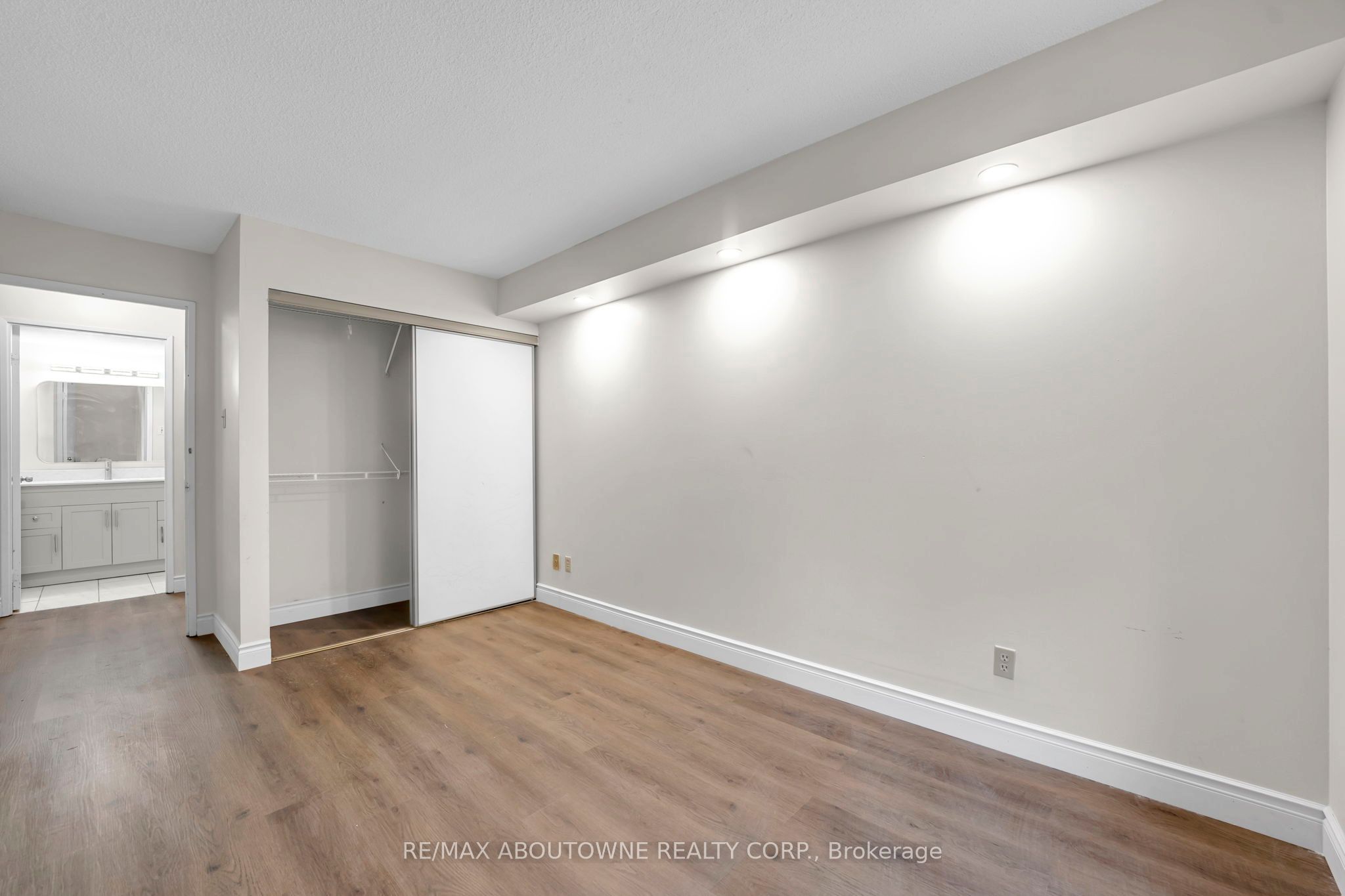 5 – 115 Hillcrest Avenue, Mississauga ‣ W12840080 5 – 115 Hillcrest Avenue, Mississauga ‣ W12840080