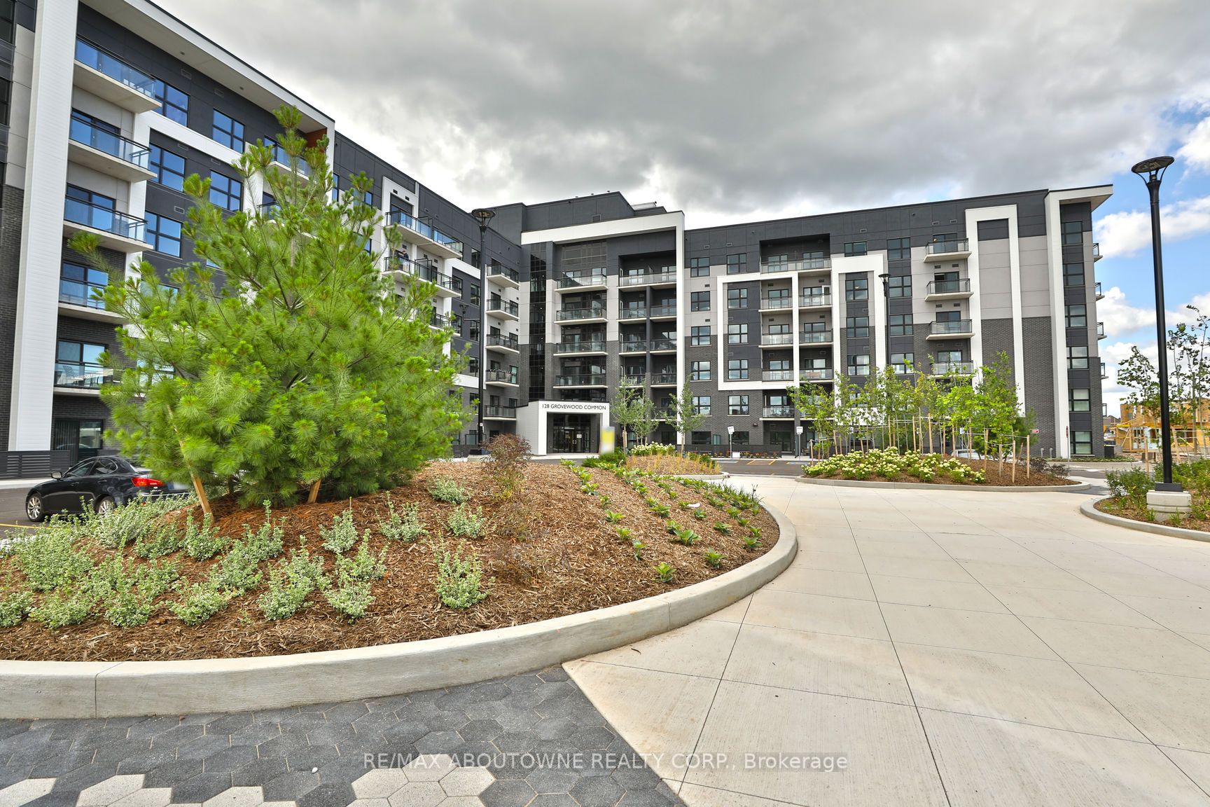 17 – 128 GROVEWOOD Common, Oakville