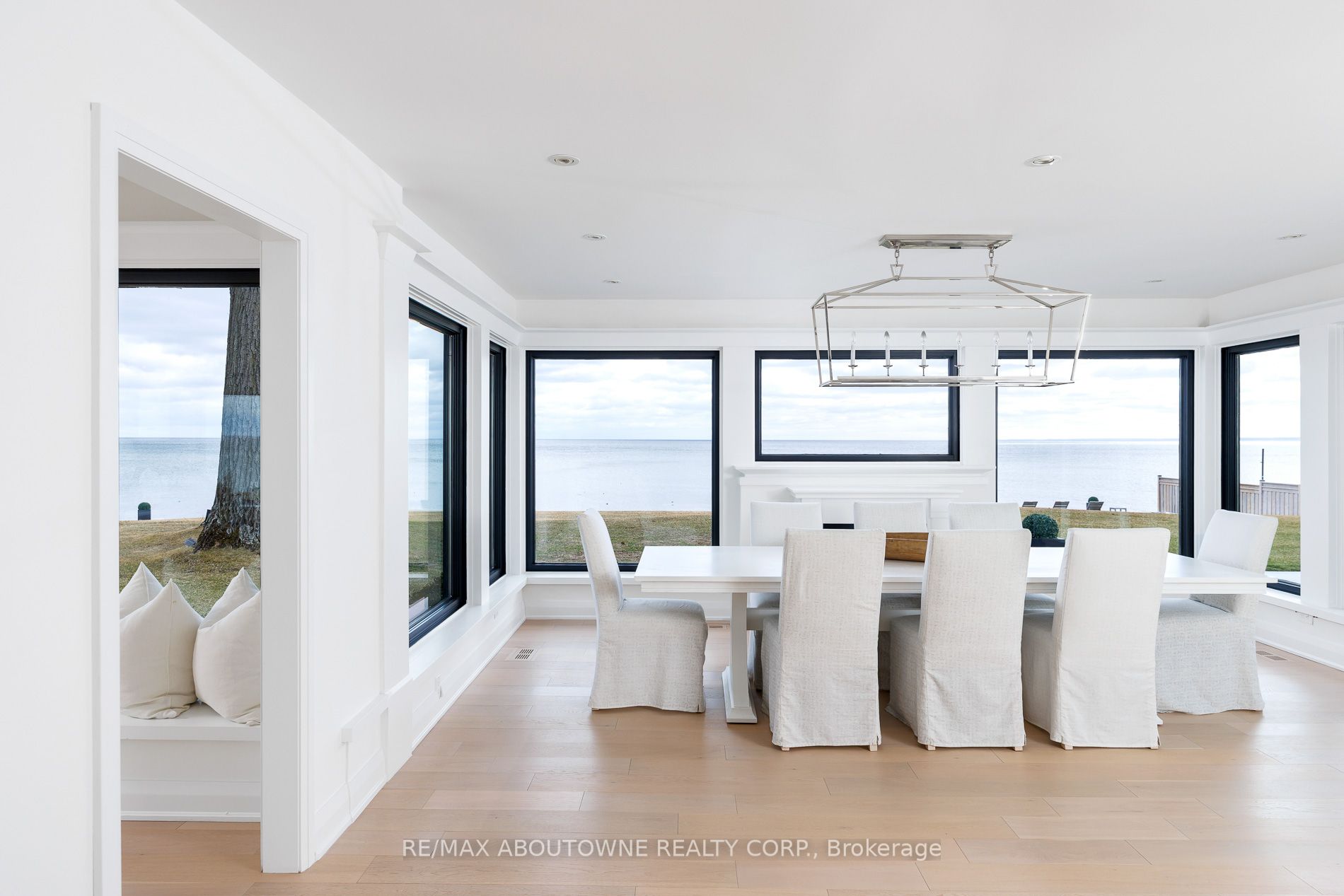 3 Ennisclare Drive, Oakville ‣ W12884912 3 Ennisclare Drive, Oakville ‣ W12884912