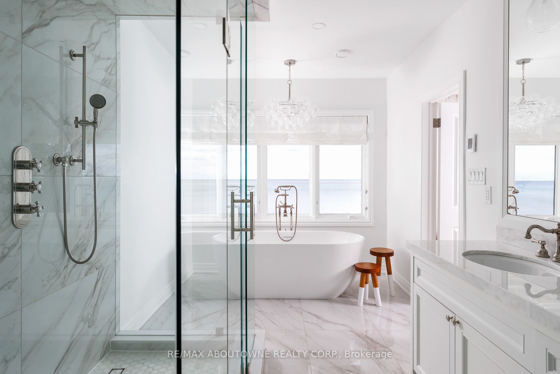 3 Ennisclare Drive, Oakville ‣ W12884912 3 Ennisclare Drive, Oakville ‣ W12884912