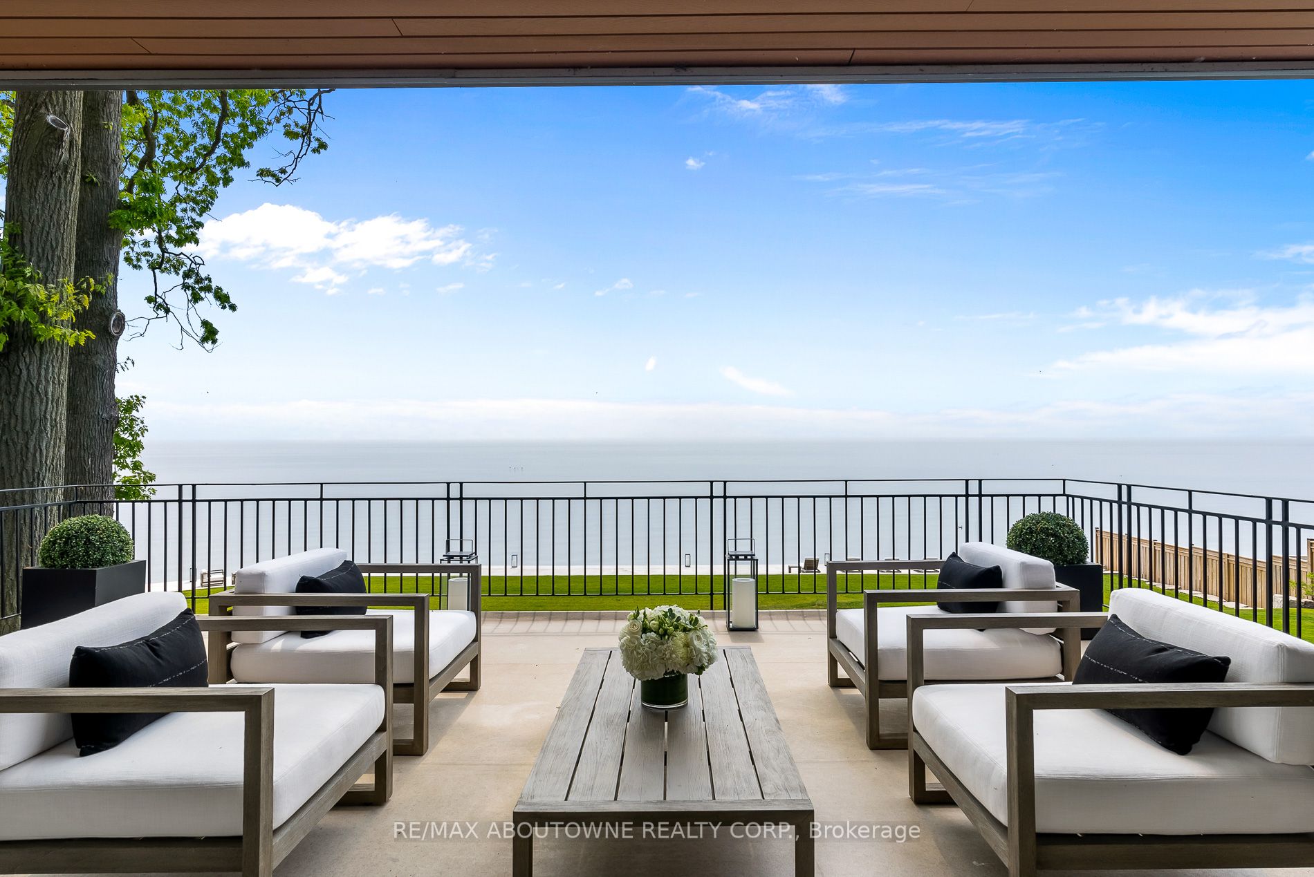 3 Ennisclare Drive, Oakville ‣ W12884912 3 Ennisclare Drive, Oakville ‣ W12884912