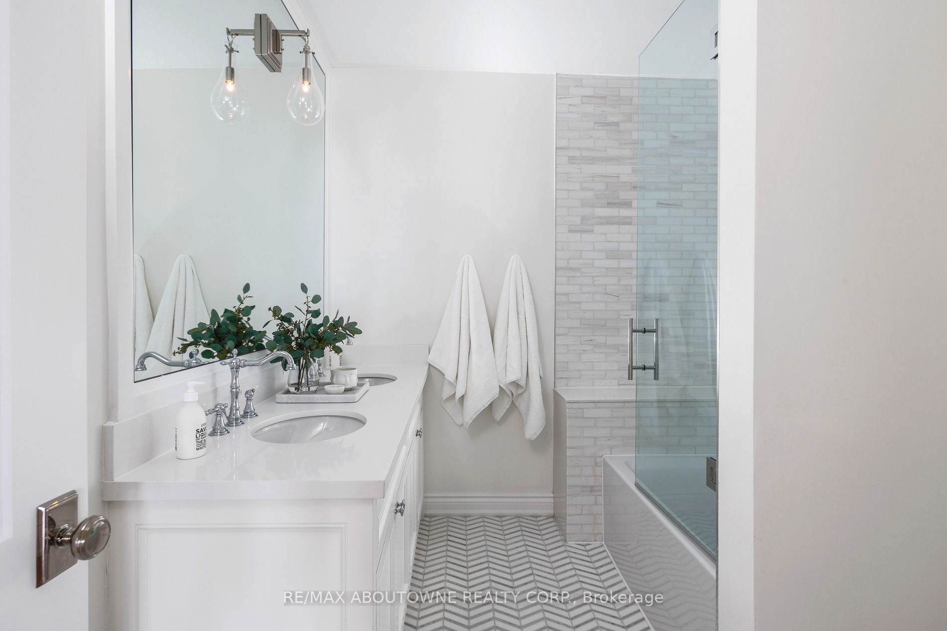 3 Ennisclare Drive, Oakville ‣ W12884912 3 Ennisclare Drive, Oakville ‣ W12884912