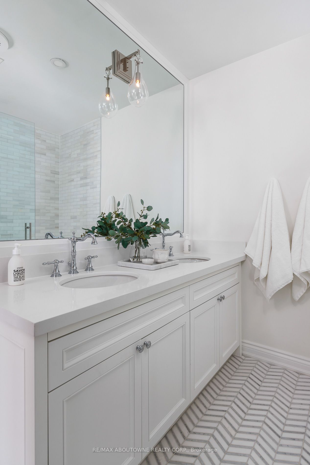 3 Ennisclare Drive, Oakville ‣ W12884912 3 Ennisclare Drive, Oakville ‣ W12884912