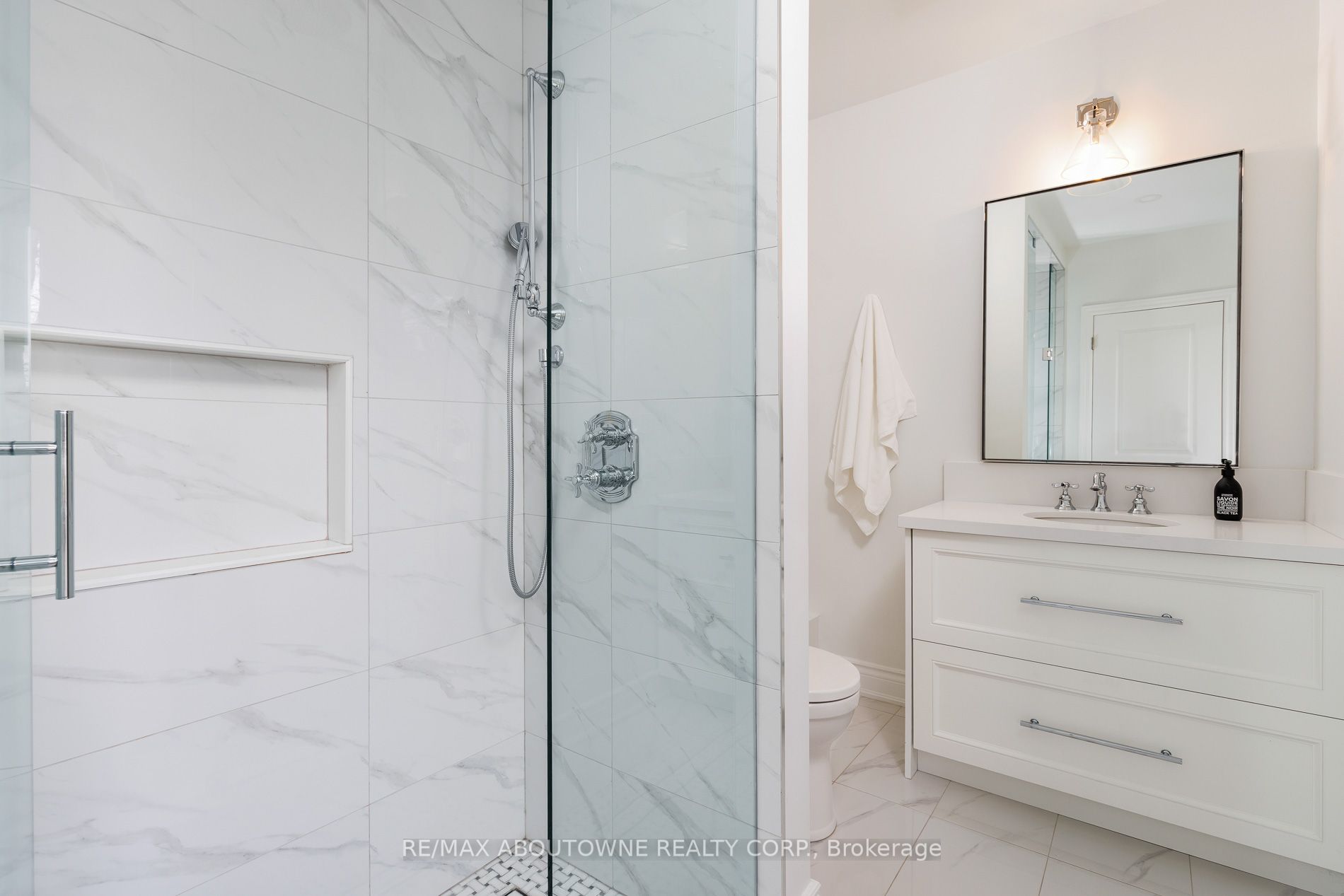 3 Ennisclare Drive, Oakville ‣ W12884912 3 Ennisclare Drive, Oakville ‣ W12884912