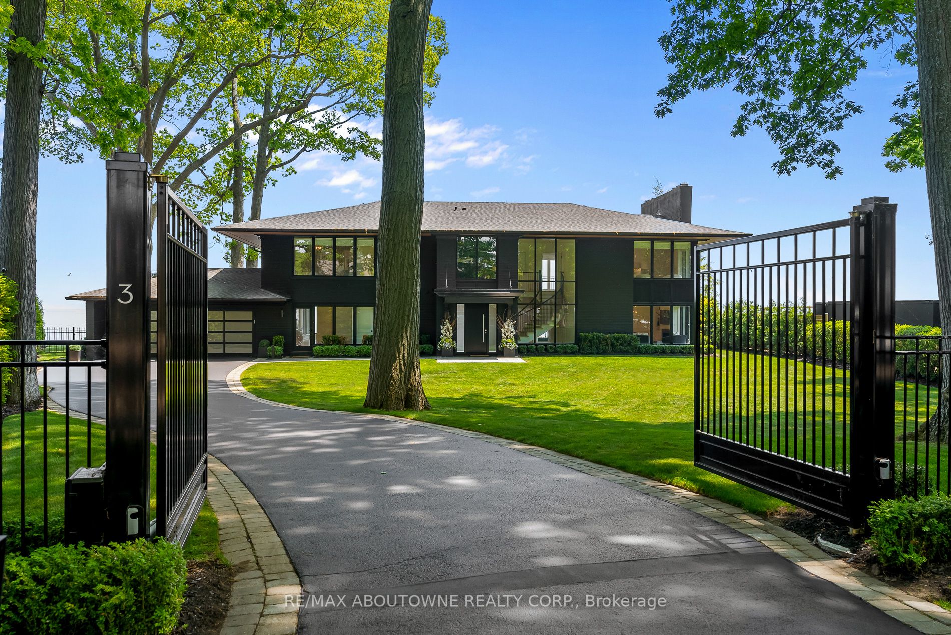 3 Ennisclare Drive, Oakville ‣ W12884912 3 Ennisclare Drive, Oakville ‣ W12884912