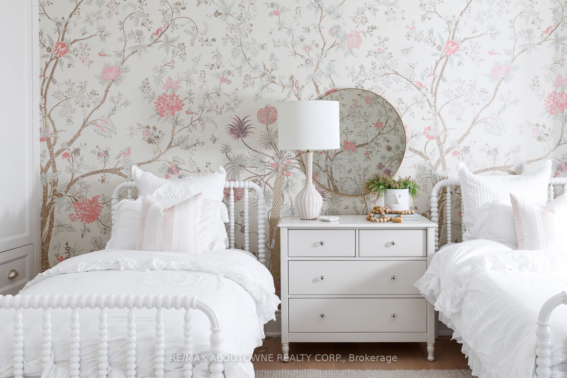 3 Ennisclare Drive, Oakville ‣ W12884912 3 Ennisclare Drive, Oakville ‣ W12884912