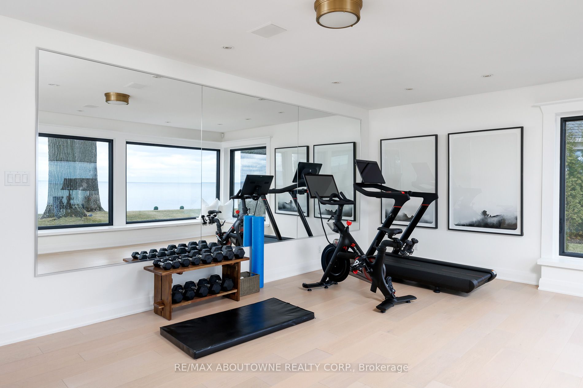 3 Ennisclare Drive, Oakville ‣ W12884912 3 Ennisclare Drive, Oakville ‣ W12884912