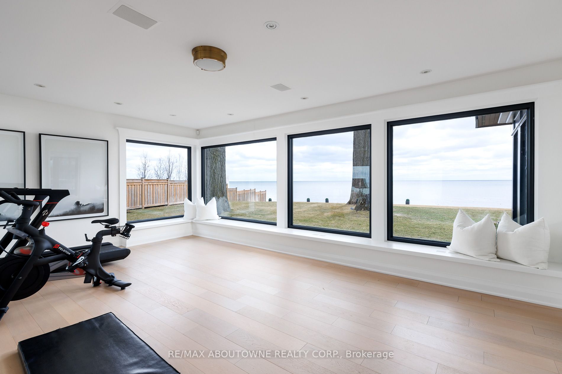 3 Ennisclare Drive, Oakville ‣ W12884912 3 Ennisclare Drive, Oakville ‣ W12884912