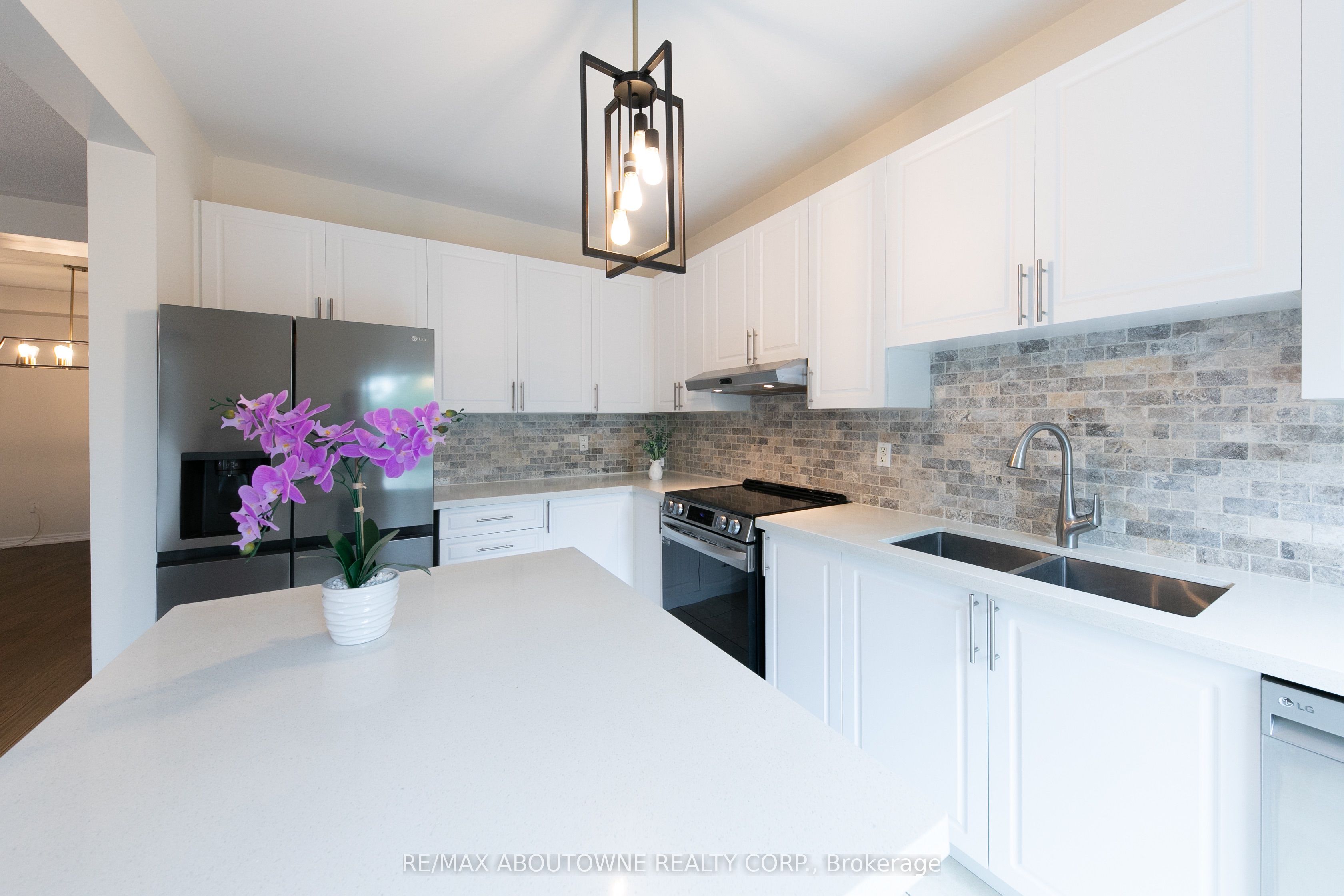 374 Spring Blossom Crescent, Oakville ‣ W12885964 374 Spring Blossom Crescent, Oakville ‣ W12885964