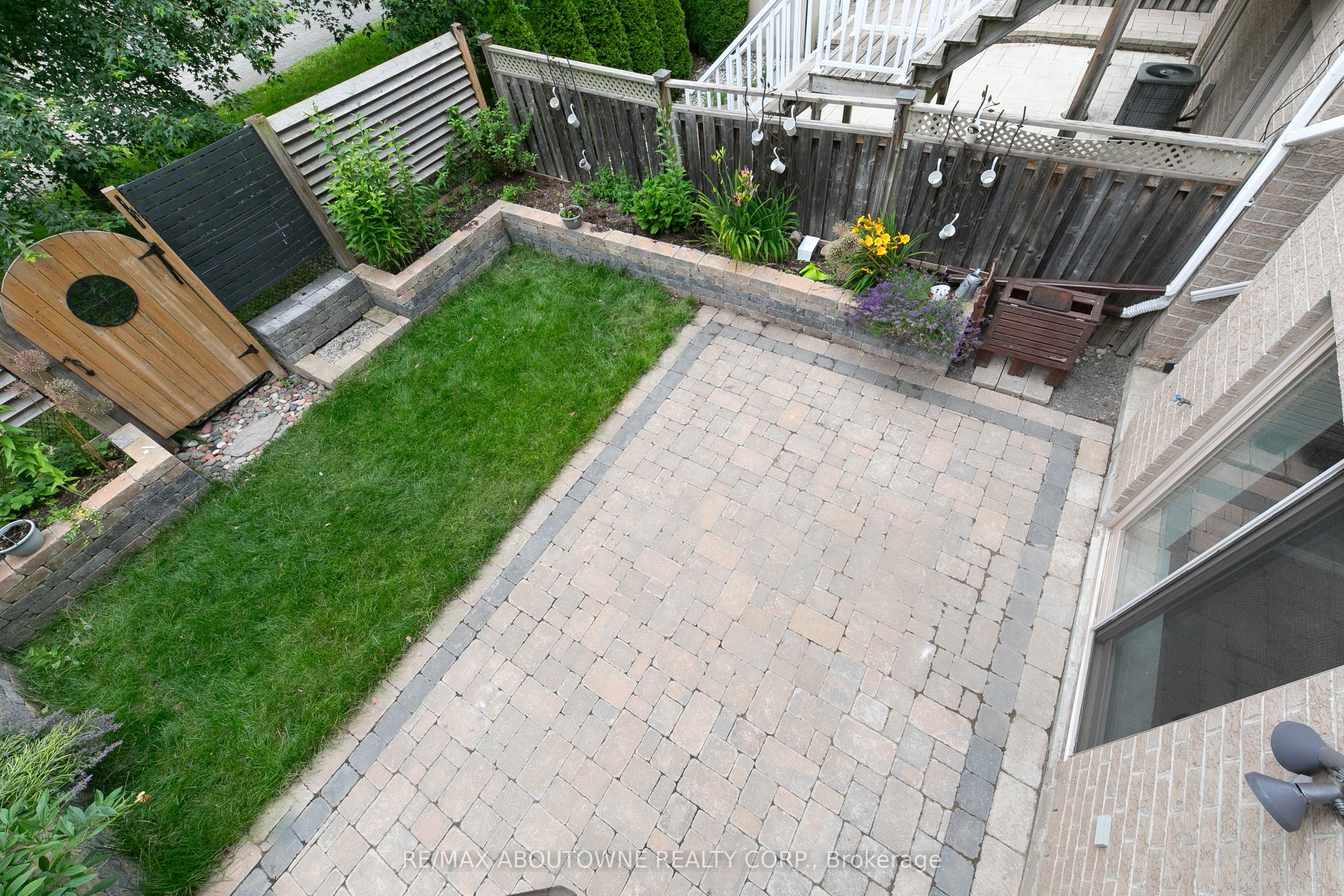374 Spring Blossom Crescent, Oakville ‣ W12885964 374 Spring Blossom Crescent, Oakville ‣ W12885964
