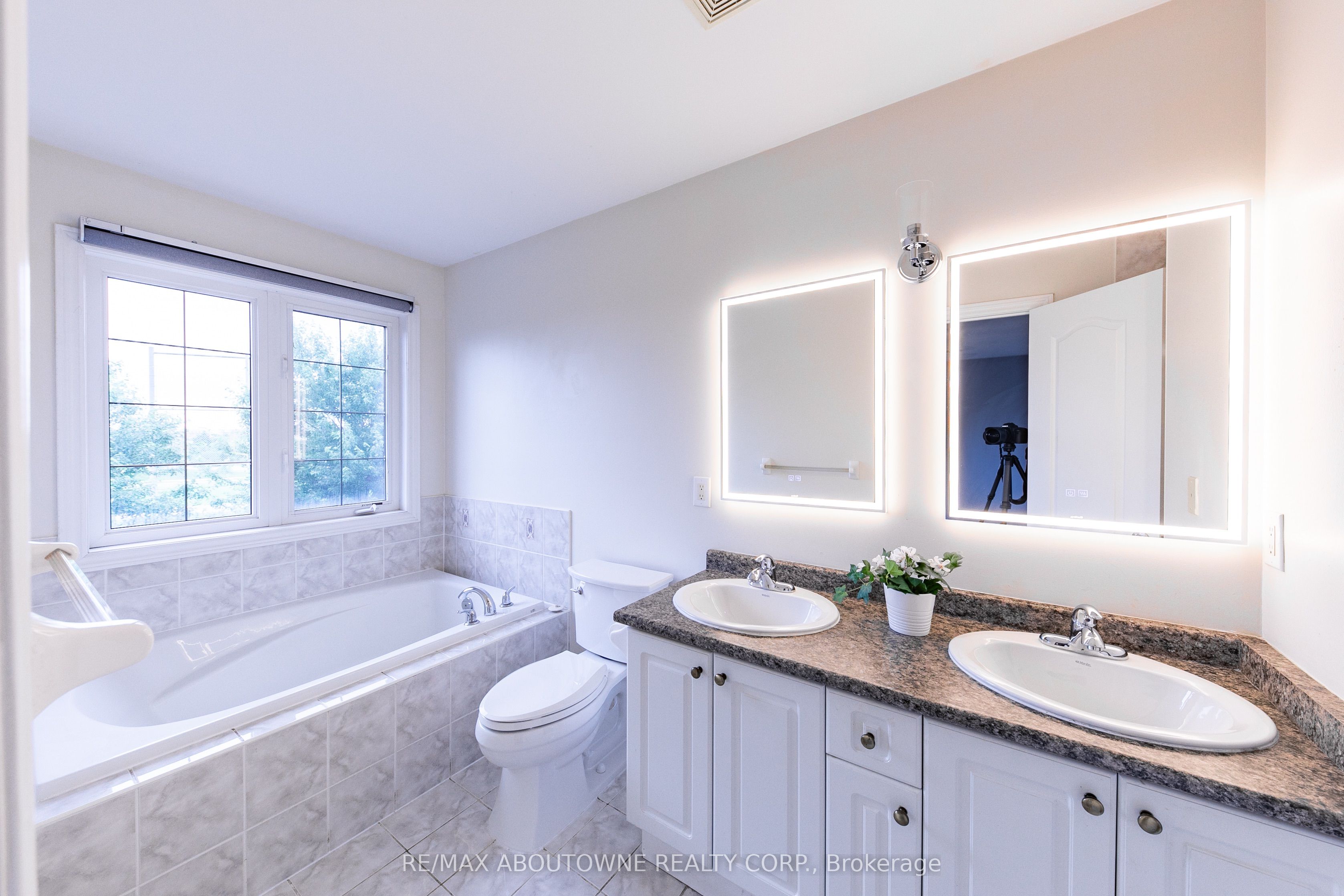 374 Spring Blossom Crescent, Oakville ‣ W12885964 374 Spring Blossom Crescent, Oakville ‣ W12885964