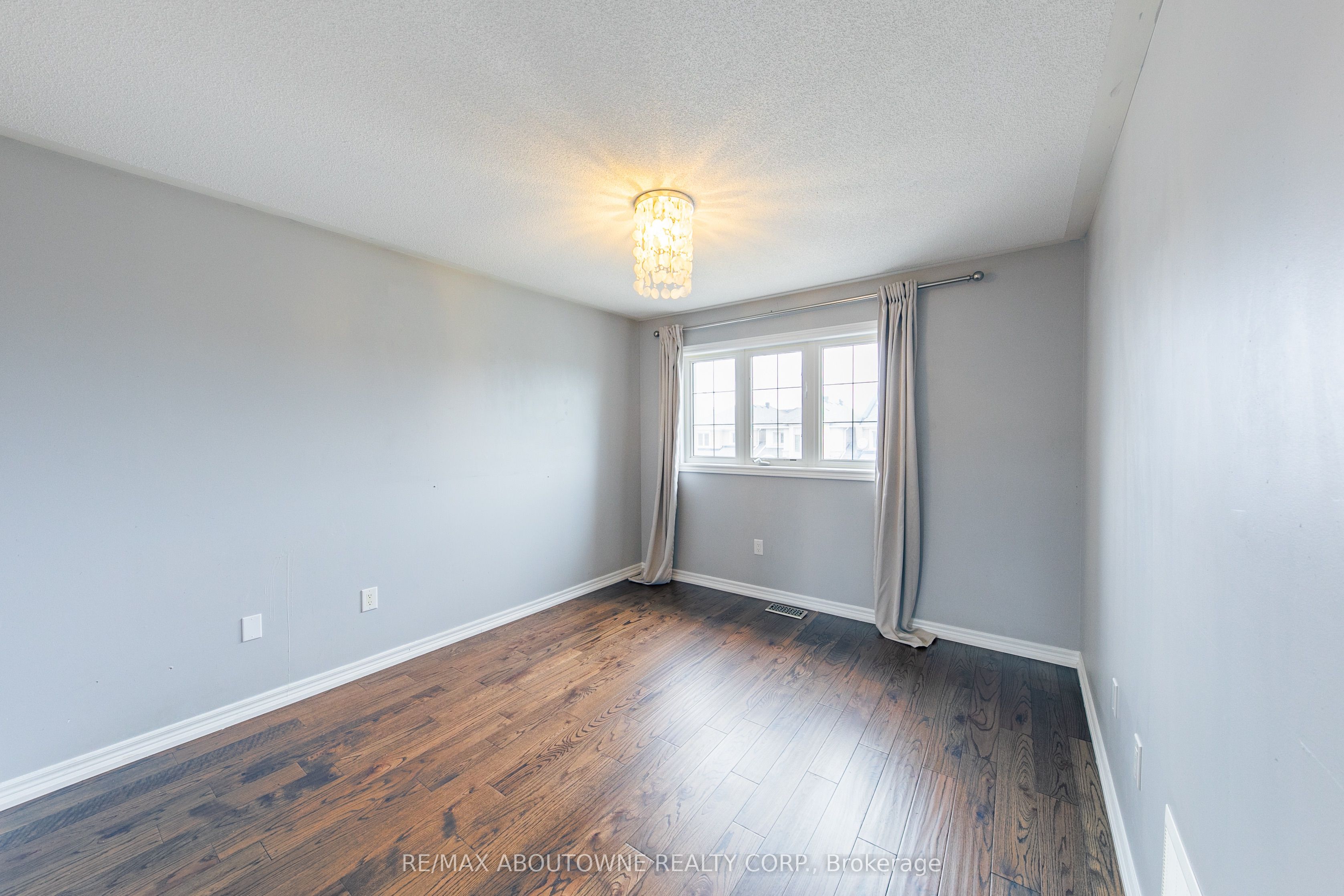 374 Spring Blossom Crescent, Oakville ‣ W12885964 374 Spring Blossom Crescent, Oakville ‣ W12885964