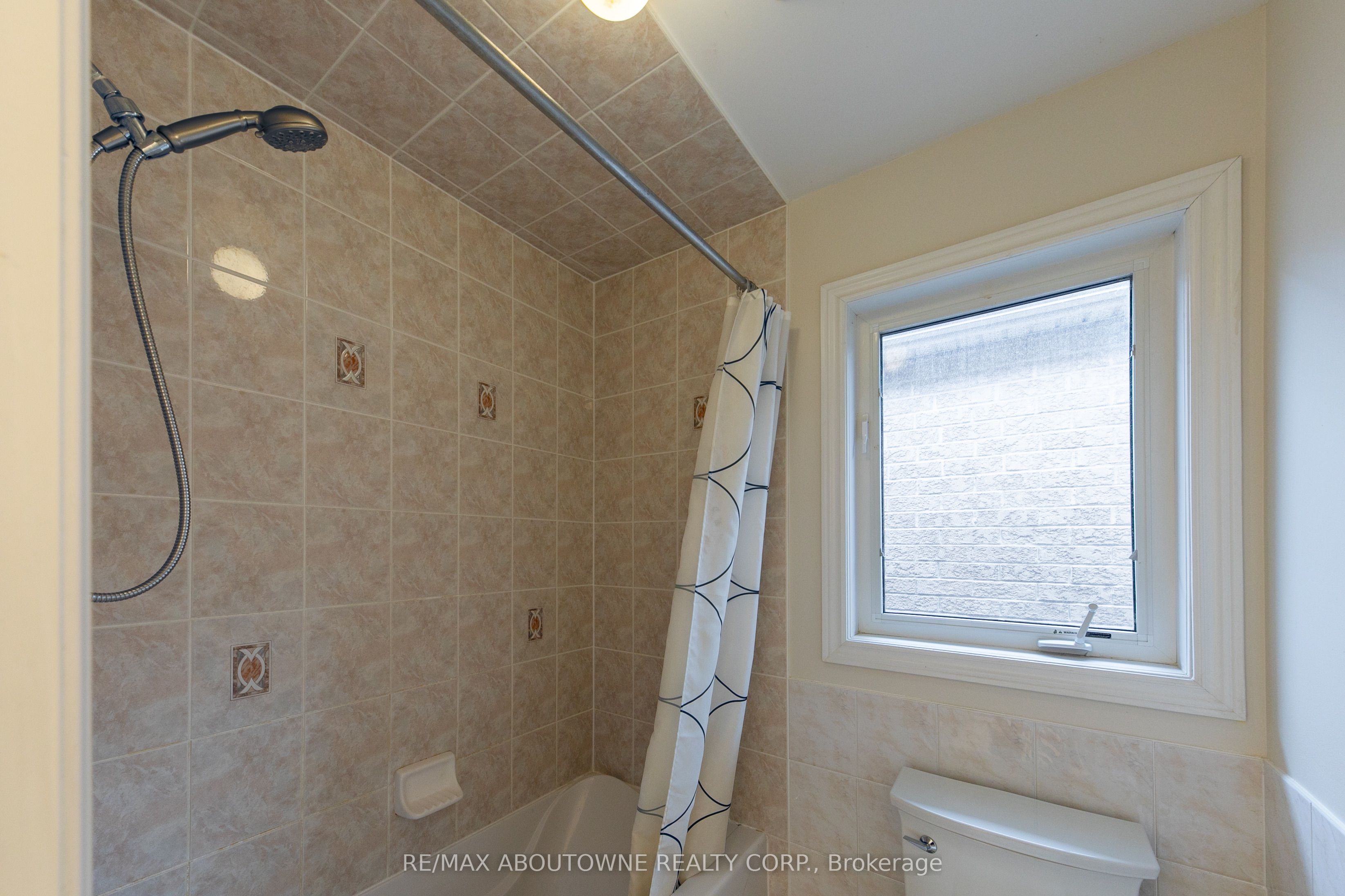 374 Spring Blossom Crescent, Oakville ‣ W12885964 374 Spring Blossom Crescent, Oakville ‣ W12885964