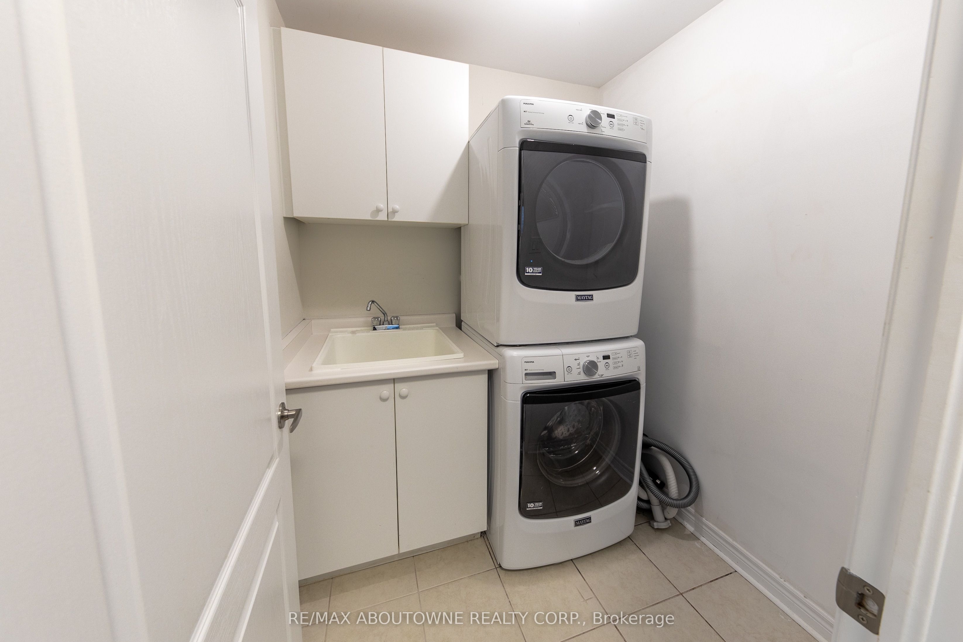 374 Spring Blossom Crescent, Oakville ‣ W12885964 374 Spring Blossom Crescent, Oakville ‣ W12885964