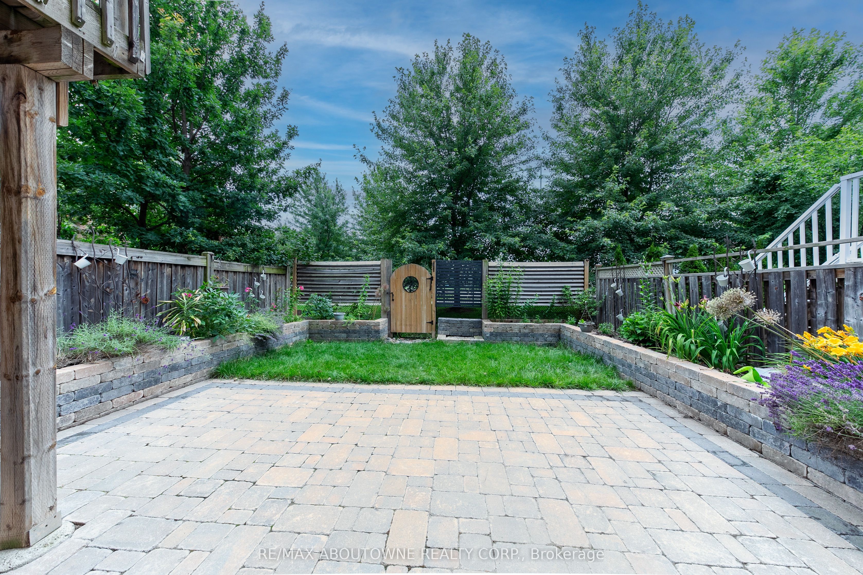 374 Spring Blossom Crescent, Oakville ‣ W12885964 374 Spring Blossom Crescent, Oakville ‣ W12885964