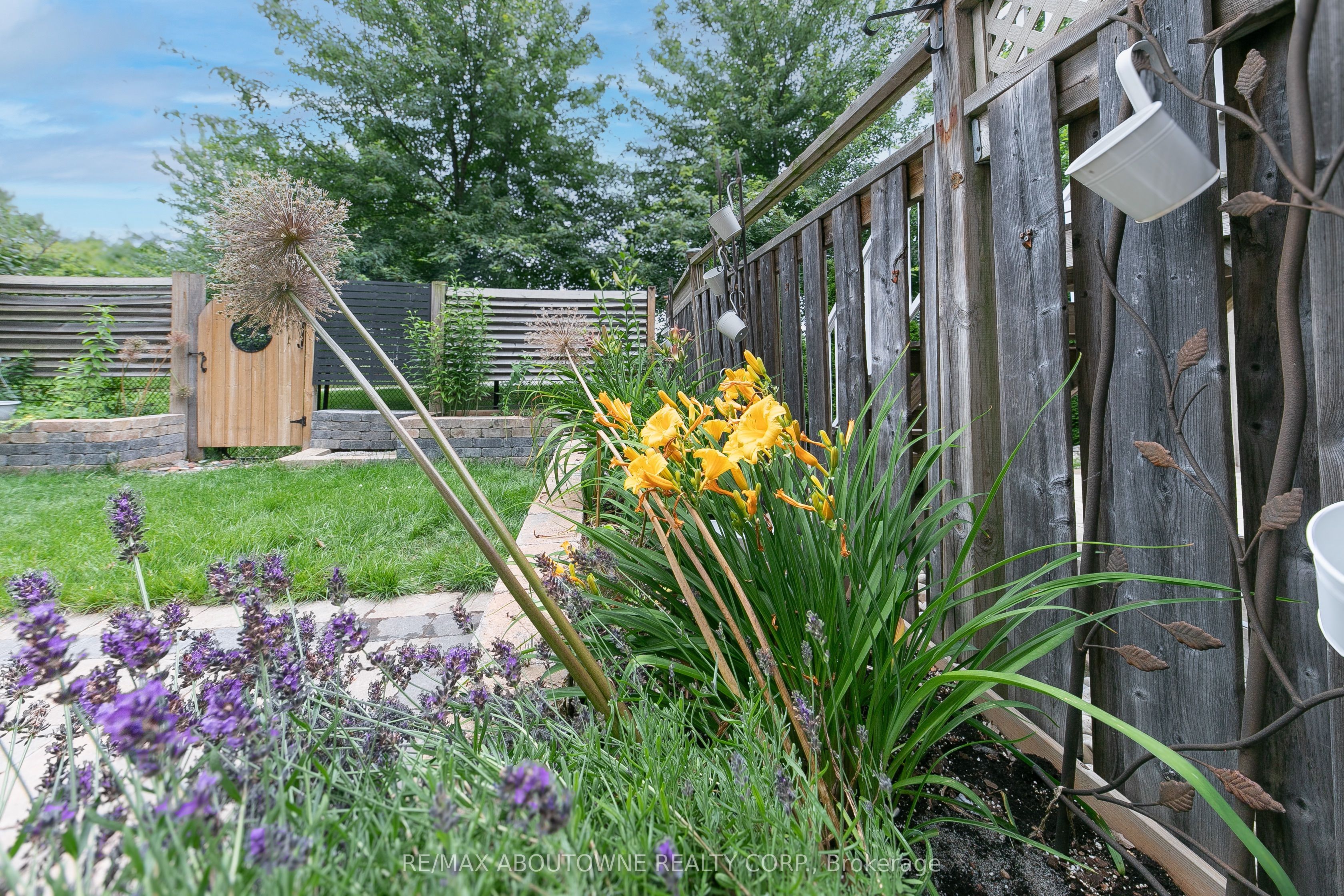 374 Spring Blossom Crescent, Oakville ‣ W12885964 374 Spring Blossom Crescent, Oakville ‣ W12885964