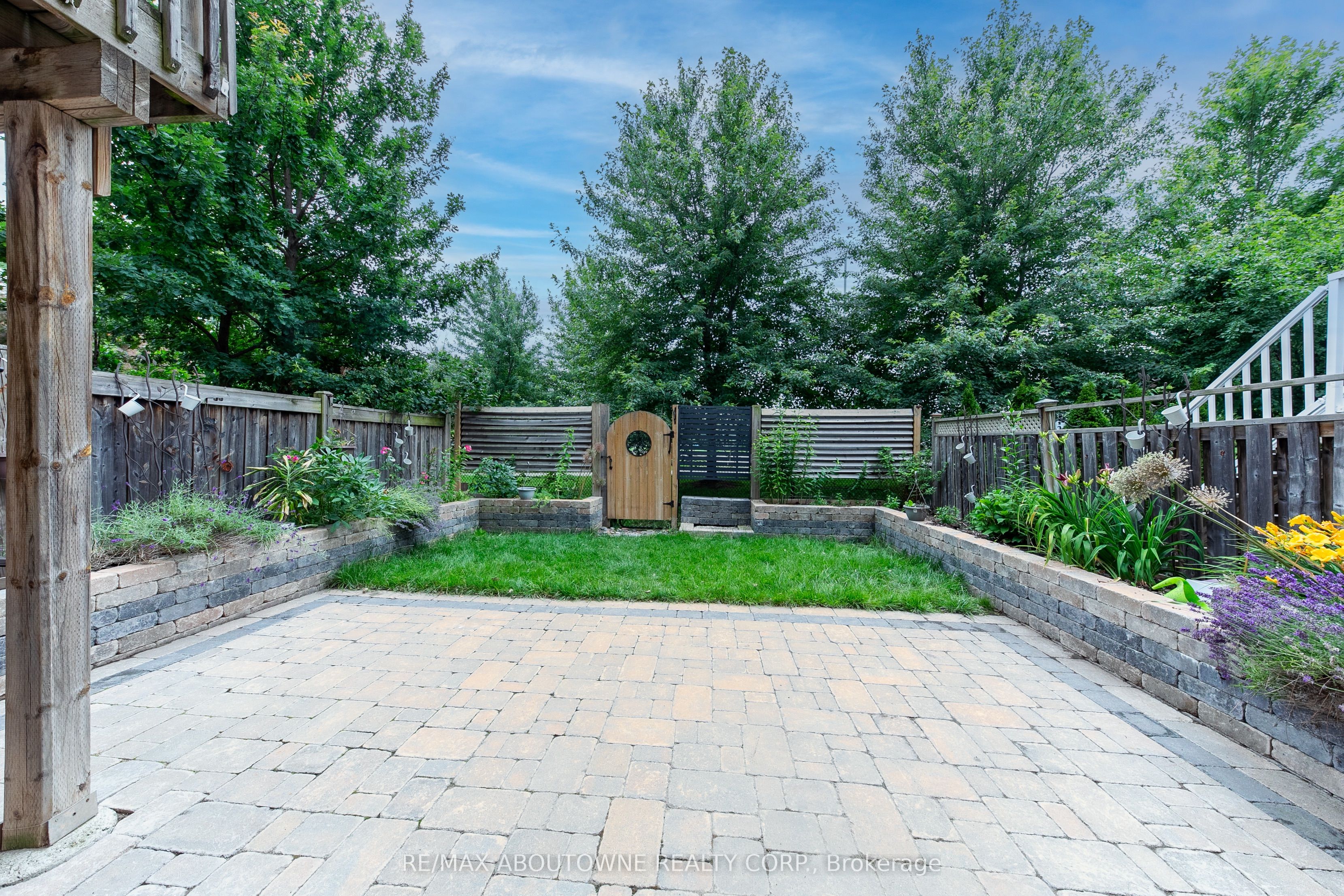 374 Spring Blossom Crescent, Oakville ‣ W12885964 374 Spring Blossom Crescent, Oakville ‣ W12885964