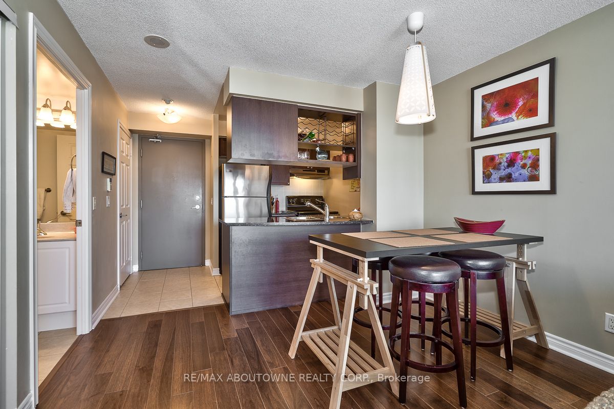 8 – 2325 Central Park Drive, Oakville ‣ W12888336 8 – 2325 Central Park Drive, Oakville ‣ W12888336