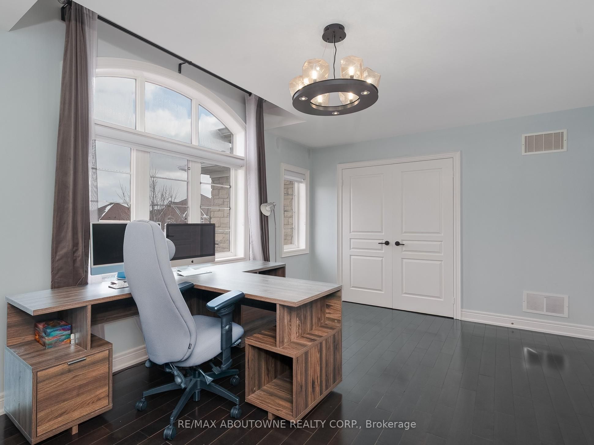 591 Hidden Trail, Oakville ‣ W12902904 591 Hidden Trail, Oakville ‣ W12902904