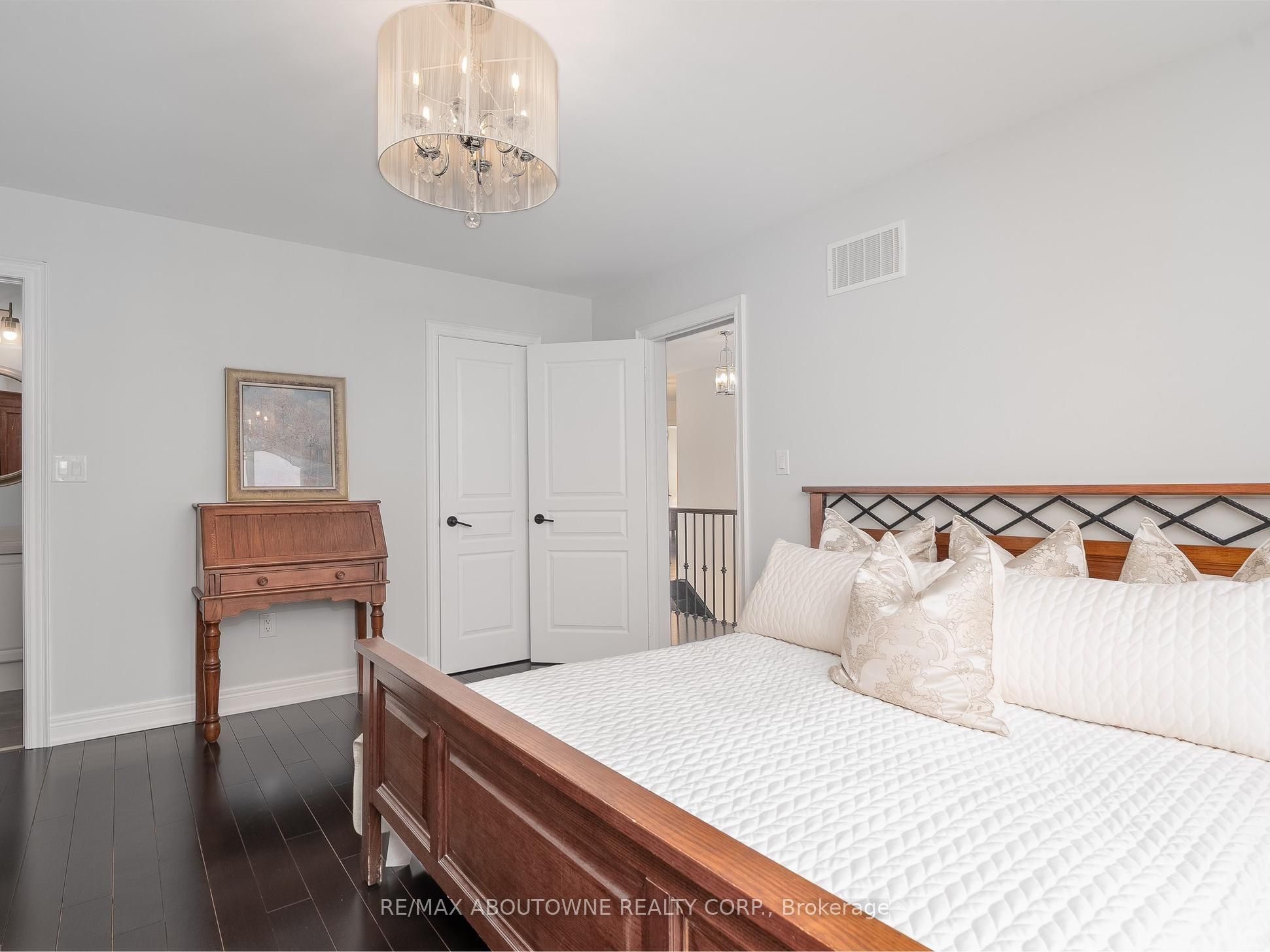 591 Hidden Trail, Oakville ‣ W12902904 591 Hidden Trail, Oakville ‣ W12902904