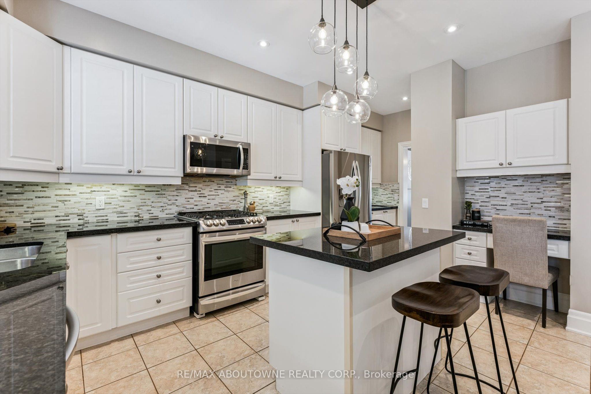 256 Lexington Road, Oakville ‣ W12903018 256 Lexington Road, Oakville ‣ W12903018