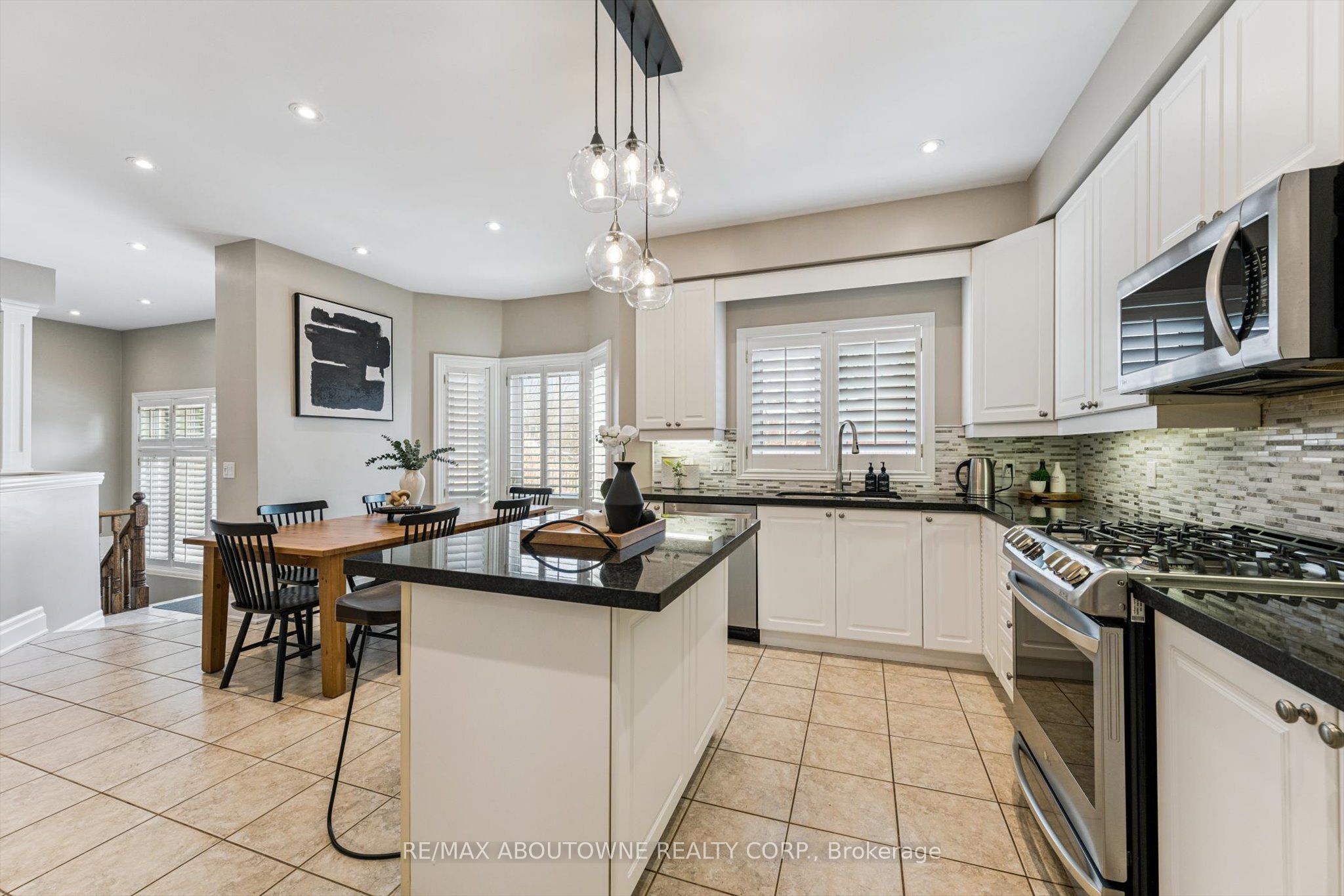 256 Lexington Road, Oakville ‣ W12903018 256 Lexington Road, Oakville ‣ W12903018