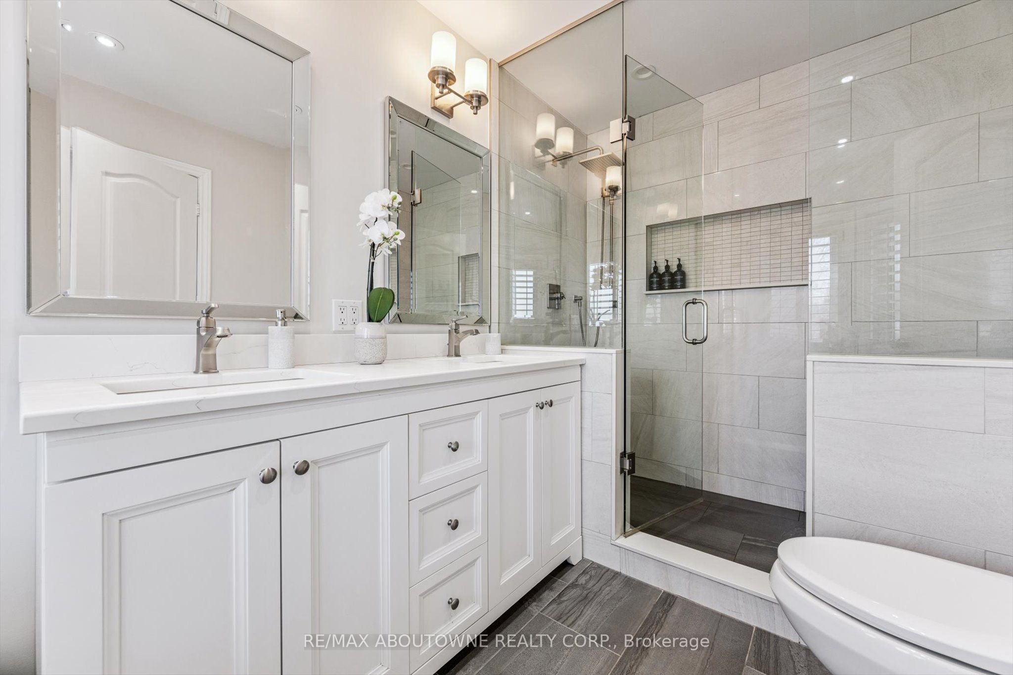 256 Lexington Road, Oakville ‣ W12903018 256 Lexington Road, Oakville ‣ W12903018