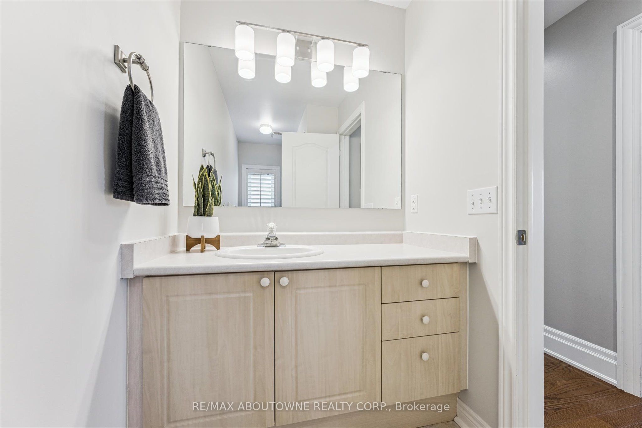 256 Lexington Road, Oakville ‣ W12903018 256 Lexington Road, Oakville ‣ W12903018