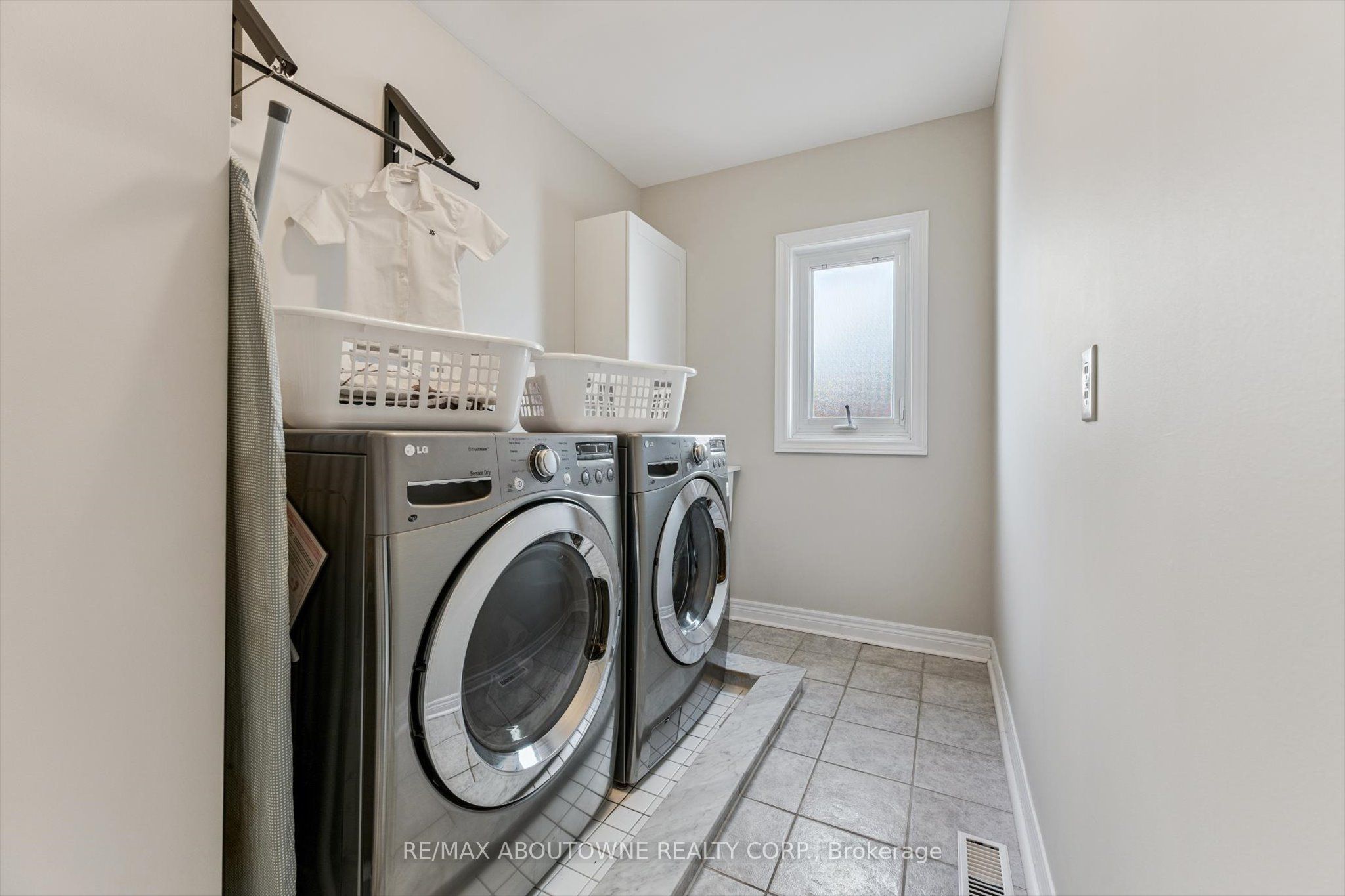 256 Lexington Road, Oakville ‣ W12903018 256 Lexington Road, Oakville ‣ W12903018