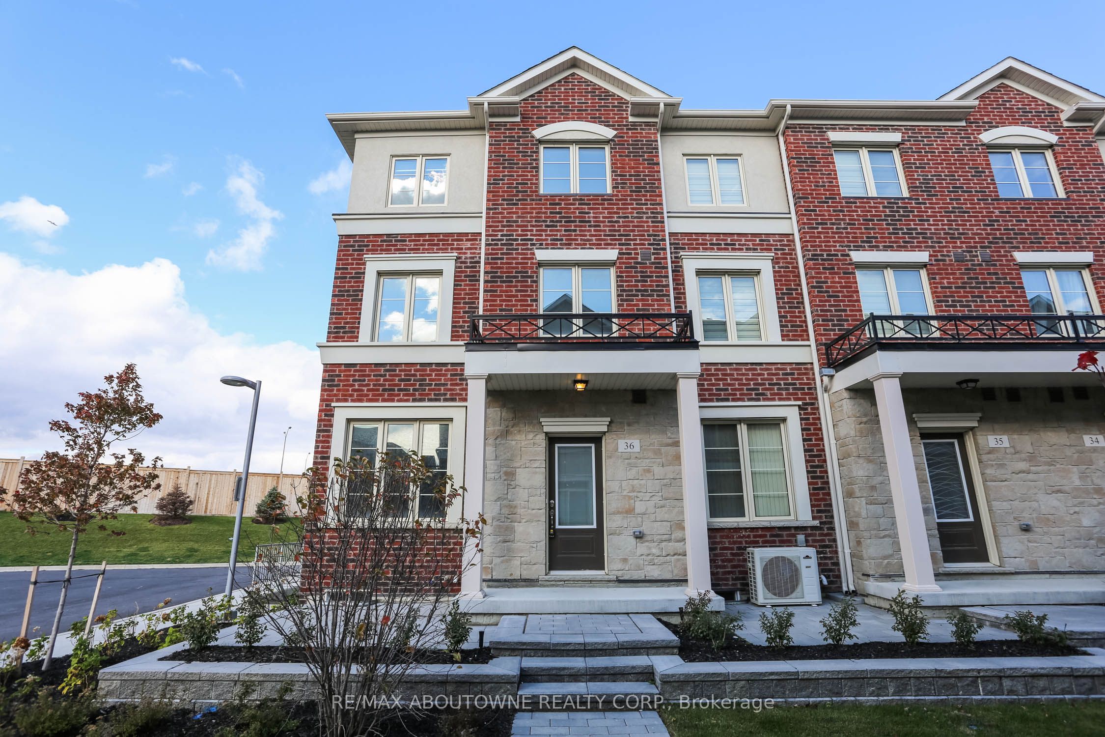 Th36 – 636 Evans Avenue, Toronto W06