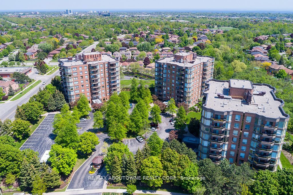 6 – 1901 Pilgrims Way, Oakville