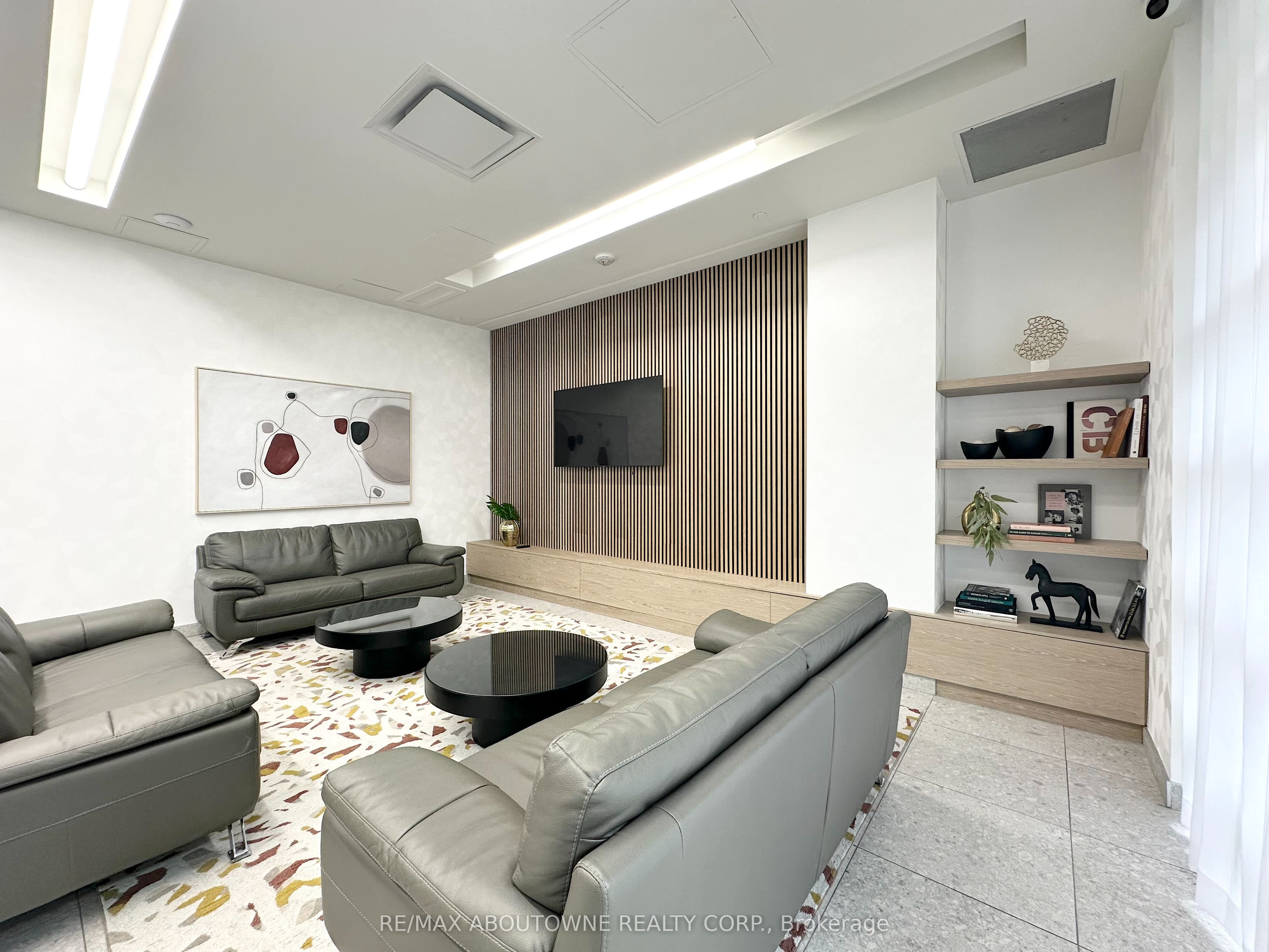 01 – 3385 Dundas Street, Toronto W02 ‣ W13120494 01 – 3385 Dundas Street, Toronto W02 ‣ W13120494