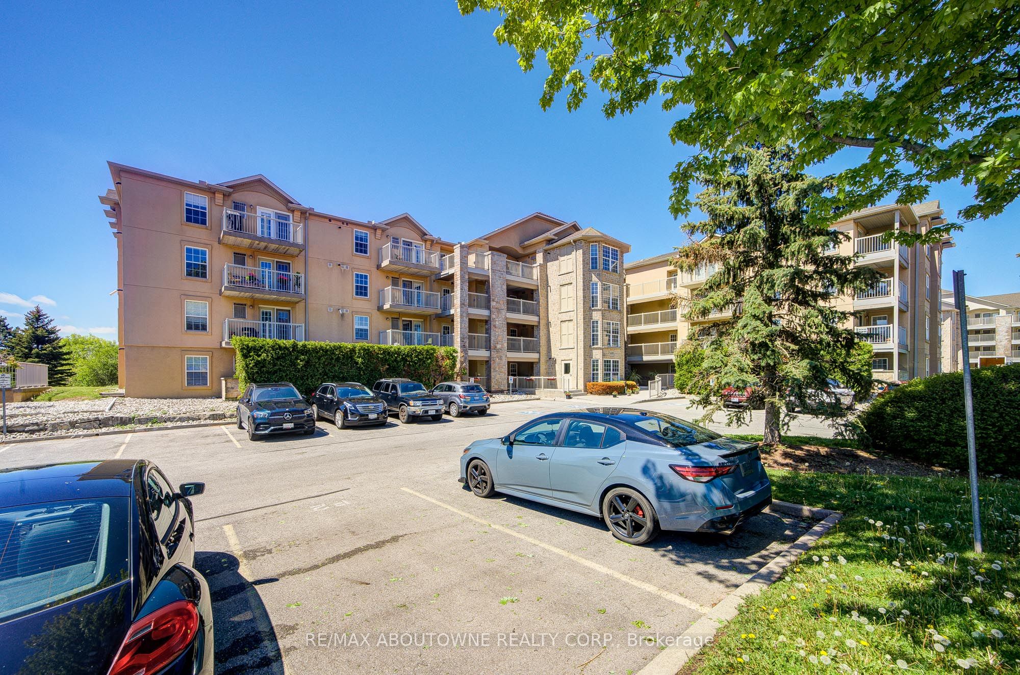 4 – 1470 Bishops Gate, Oakville