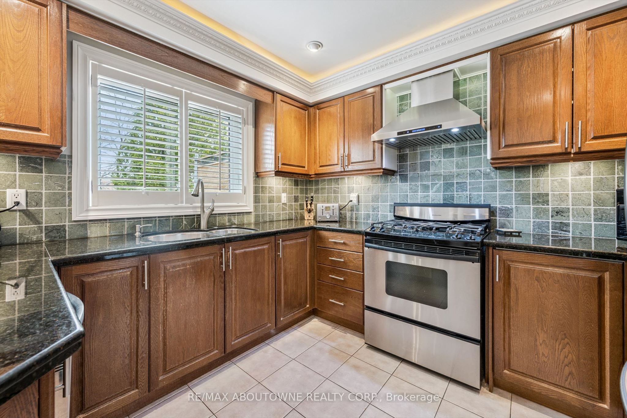 154 Howell Road, Oakville ‣ W13175470 154 Howell Road, Oakville ‣ W13175470