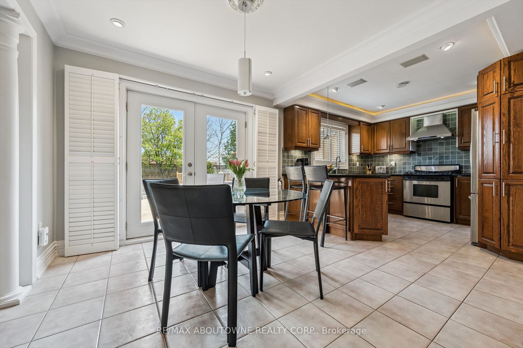 154 Howell Road, Oakville ‣ W13175470 154 Howell Road, Oakville ‣ W13175470