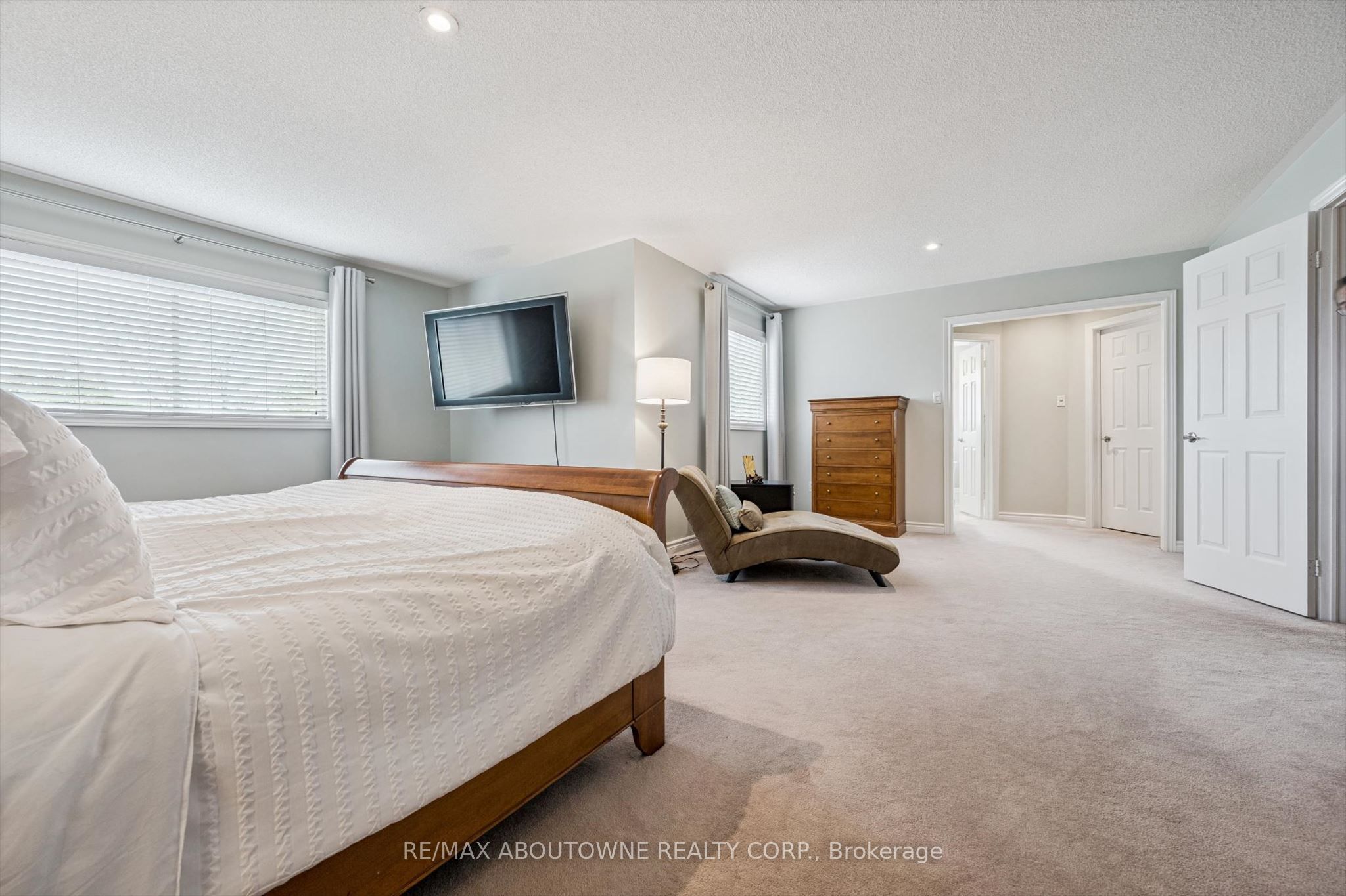 154 Howell Road, Oakville ‣ W13175470 154 Howell Road, Oakville ‣ W13175470